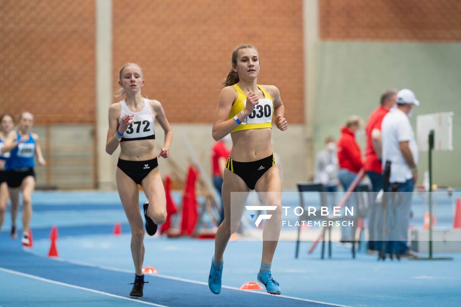 Lera Miller (VfL Loeningen) vor Paula Terhorst (LAV Meppen) bei den niedersaechsischen Hallenmeisterschaften am 06.02.2022 in der Leichtathletikhalle im Sportleistungszentrum Hannover