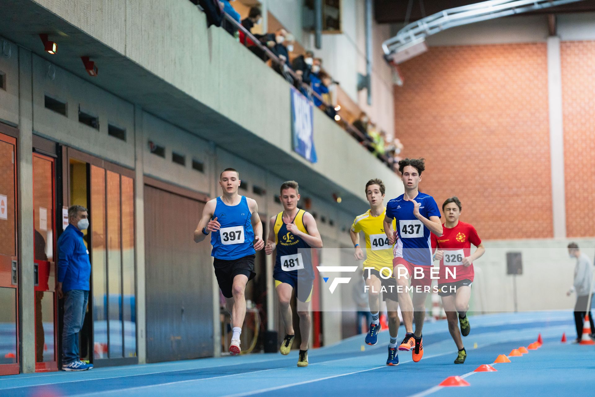 Linus Wuestefeld (LG Eichsfeld), Finn Klingbeil (LGG Ganderkesee), Joshua Adams (LG Goettingen), Timon Stamm (LG Nordheide), Liv Ida Strauch (Braunschweiger Laufclub) bei den niedersaechsischen Hallenmeisterschaften am 06.02.2022 in der Leichtathletikhalle im Sportleistungszentrum Hannover