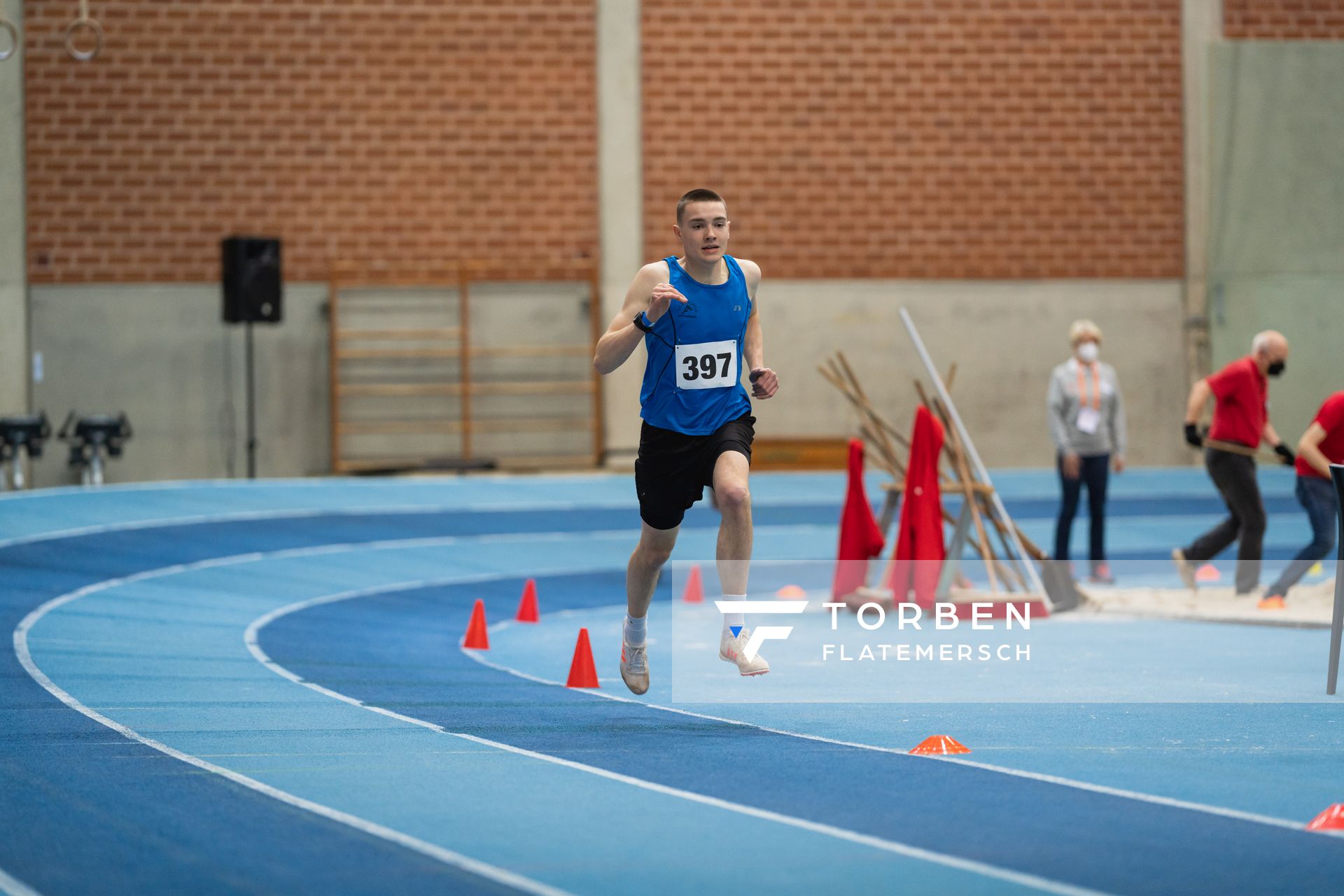 Linus Wuestefeld (LG Eichsfeld) ueber 800m bei den niedersaechsischen Hallenmeisterschaften am 06.02.2022 in der Leichtathletikhalle im Sportleistungszentrum Hannover