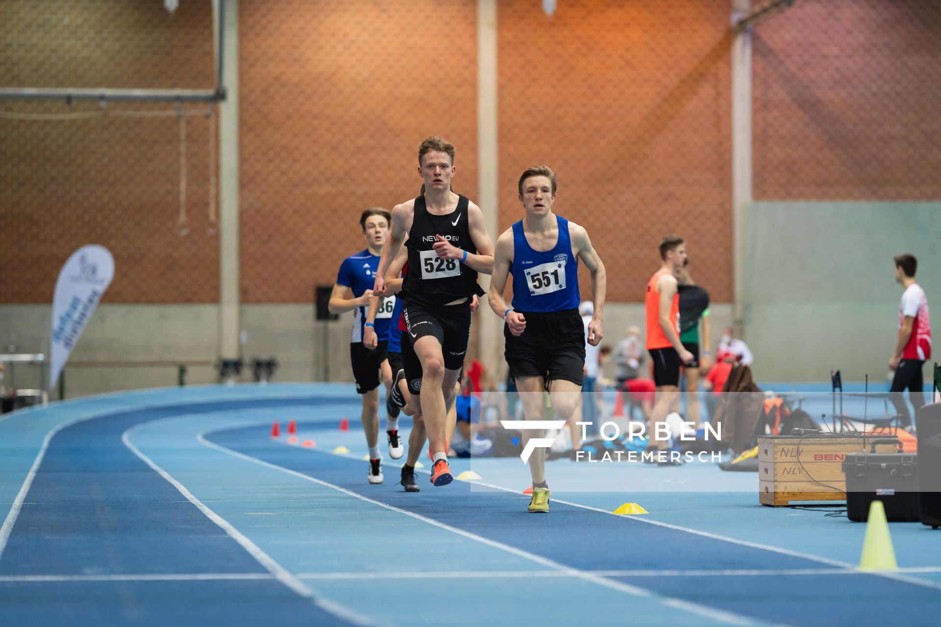 Tammo Doerner (SV Nordenham) und Matthis Liebe (TSV Germania Helmstedt) ueber 800m bei den niedersaechsischen Hallenmeisterschaften am 06.02.2022 in der Leichtathletikhalle im Sportleistungszentrum Hannover