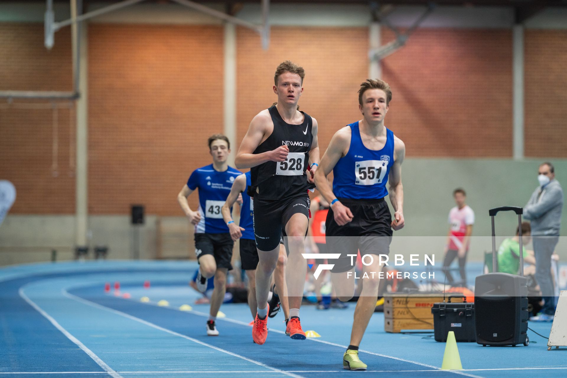 Tammo Doerner (SV Nordenham) und Matthis Liebe (TSV Germania Helmstedt) ueber 800m bei den niedersaechsischen Hallenmeisterschaften am 06.02.2022 in der Leichtathletikhalle im Sportleistungszentrum Hannover