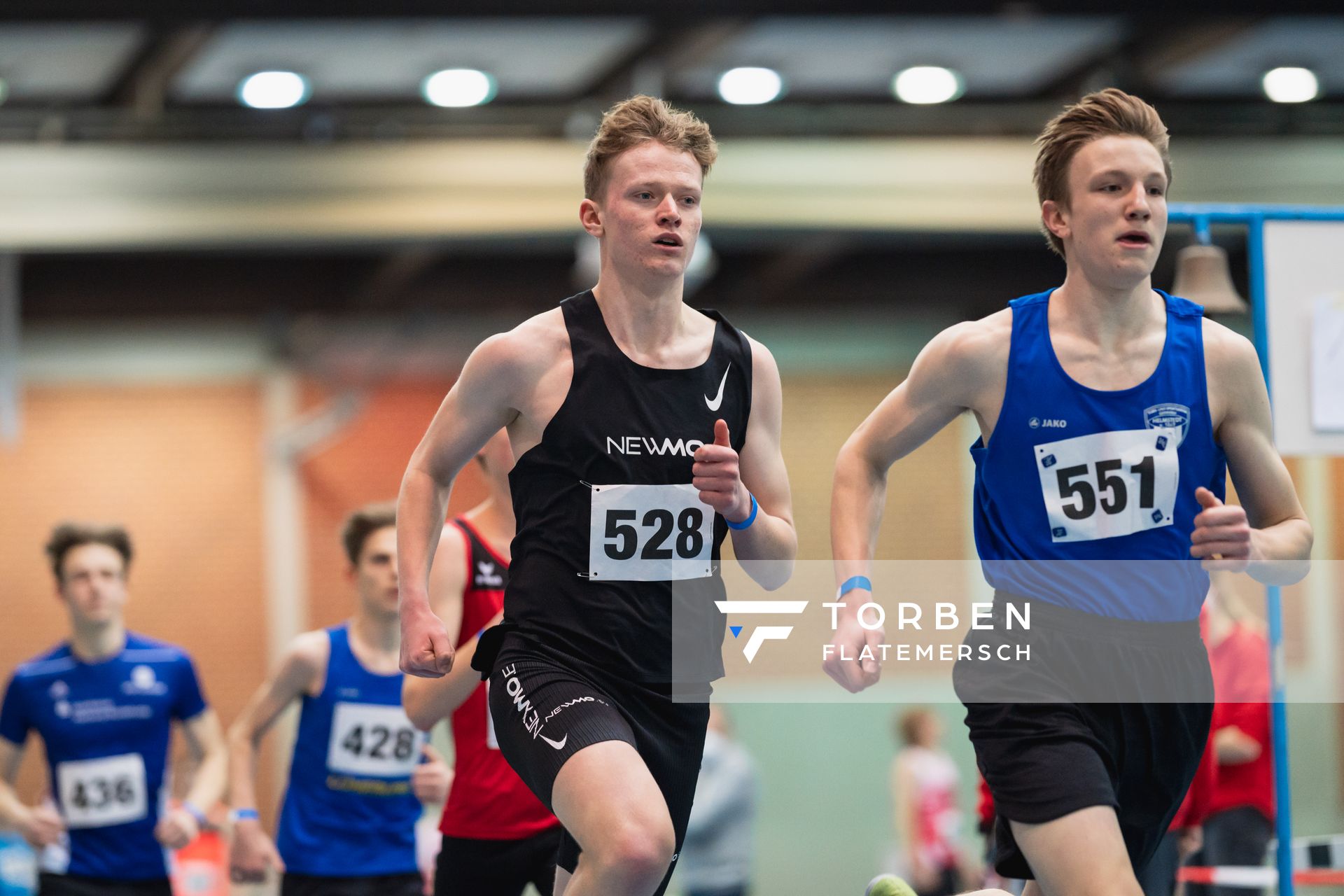 Tammo Doerner (SV Nordenham) und Matthis Liebe (TSV Germania Helmstedt) ueber 800m bei den niedersaechsischen Hallenmeisterschaften am 06.02.2022 in der Leichtathletikhalle im Sportleistungszentrum Hannover