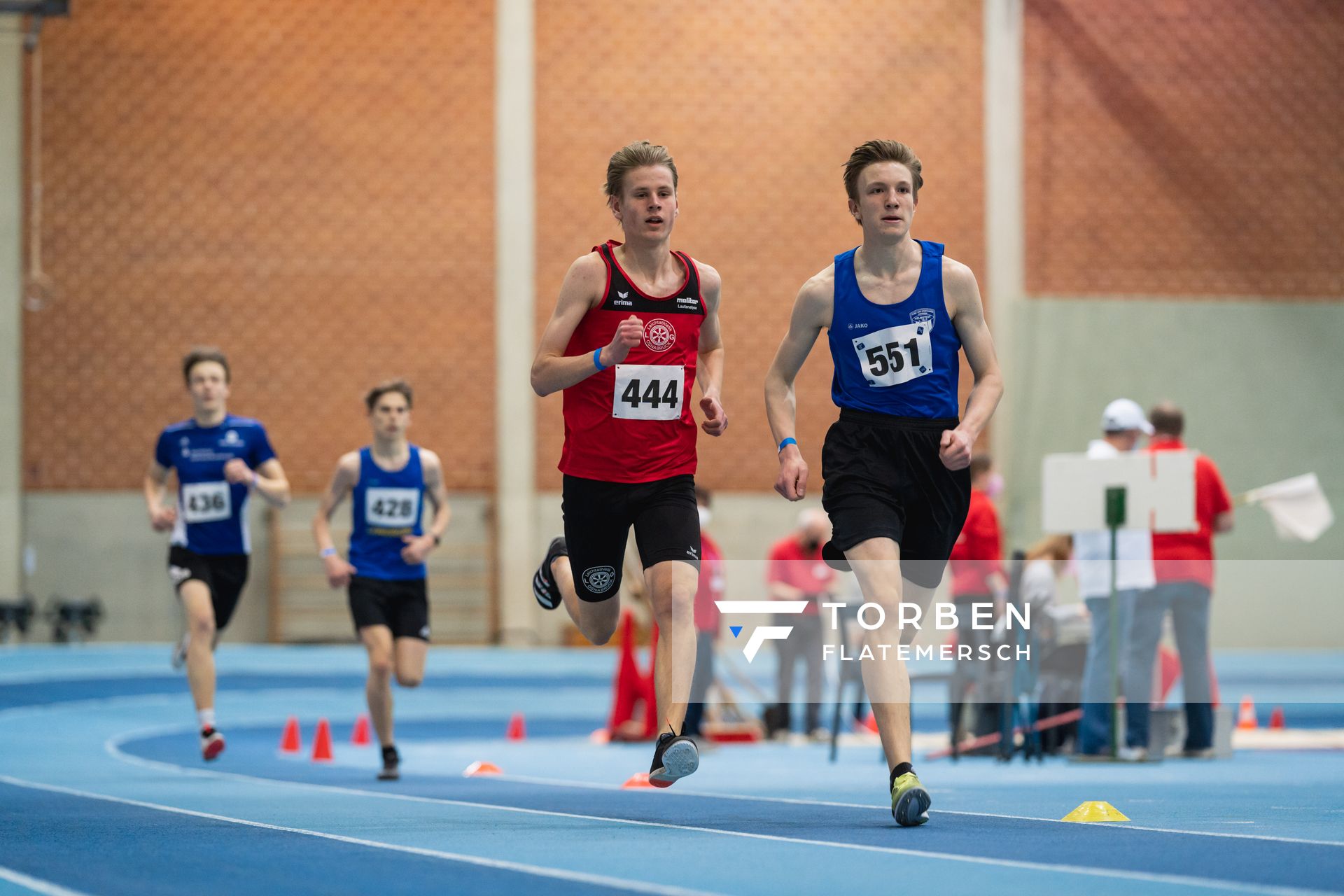 Mika Pikutzki (LG Osnabrueck), Matthis Liebe (TSV Germania Helmstedt) bei den niedersaechsischen Hallenmeisterschaften am 06.02.2022 in der Leichtathletikhalle im Sportleistungszentrum Hannover