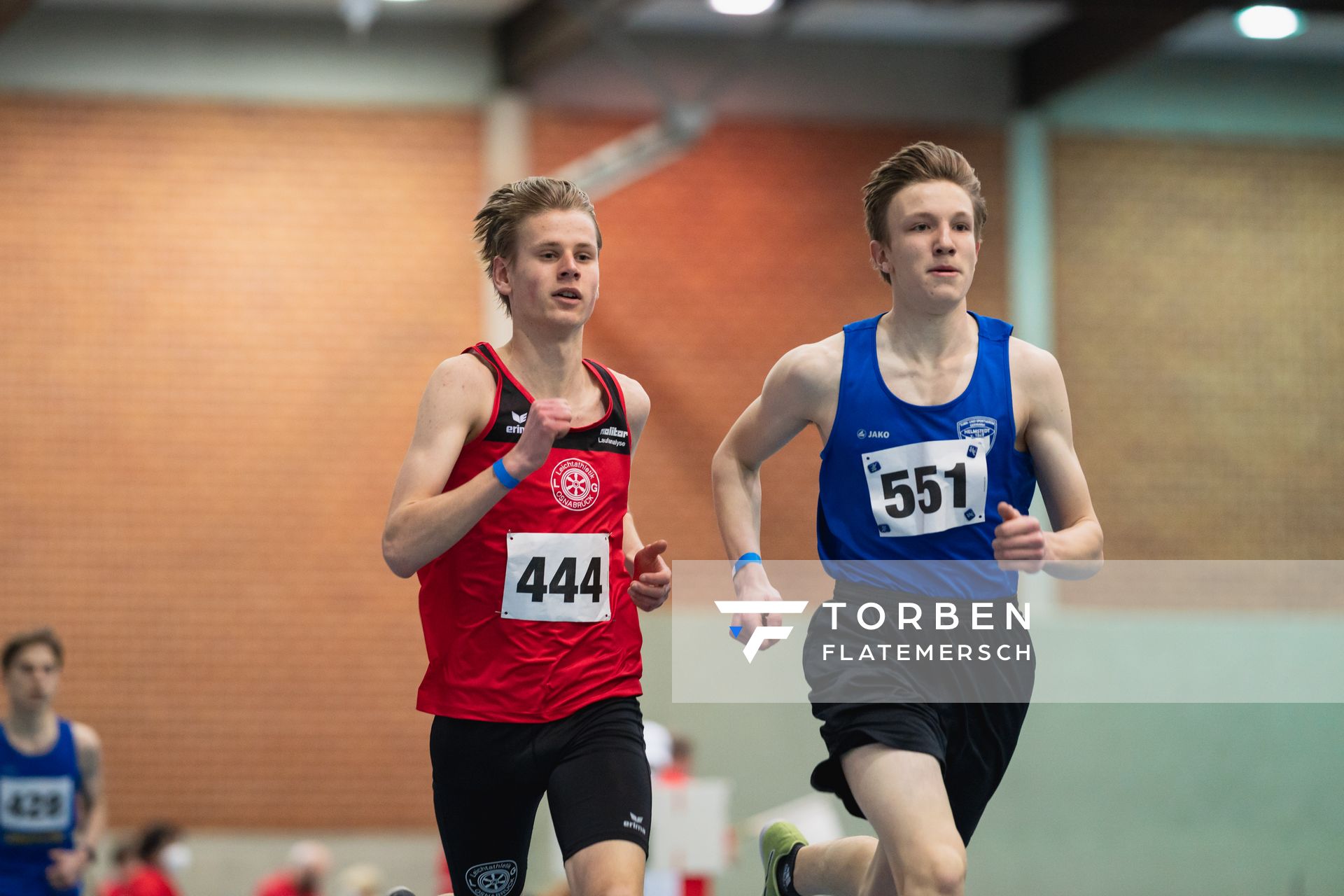 Mika Pikutzki (LG Osnabrueck), Matthis Liebe (TSV Germania Helmstedt) bei den niedersaechsischen Hallenmeisterschaften am 06.02.2022 in der Leichtathletikhalle im Sportleistungszentrum Hannover