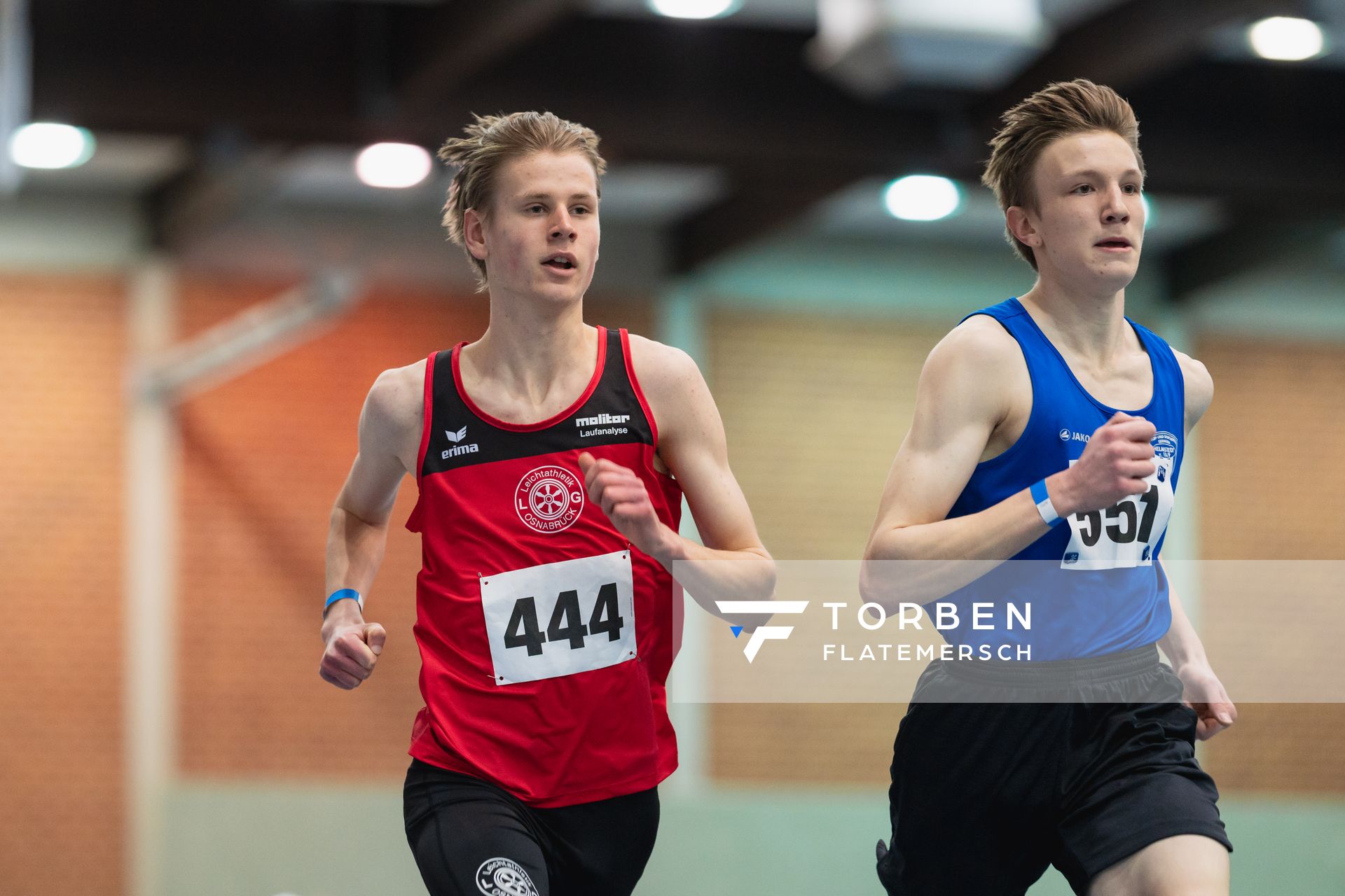 Mika Pikutzki (LG Osnabrueck), Matthis Liebe (TSV Germania Helmstedt) bei den niedersaechsischen Hallenmeisterschaften am 06.02.2022 in der Leichtathletikhalle im Sportleistungszentrum Hannover