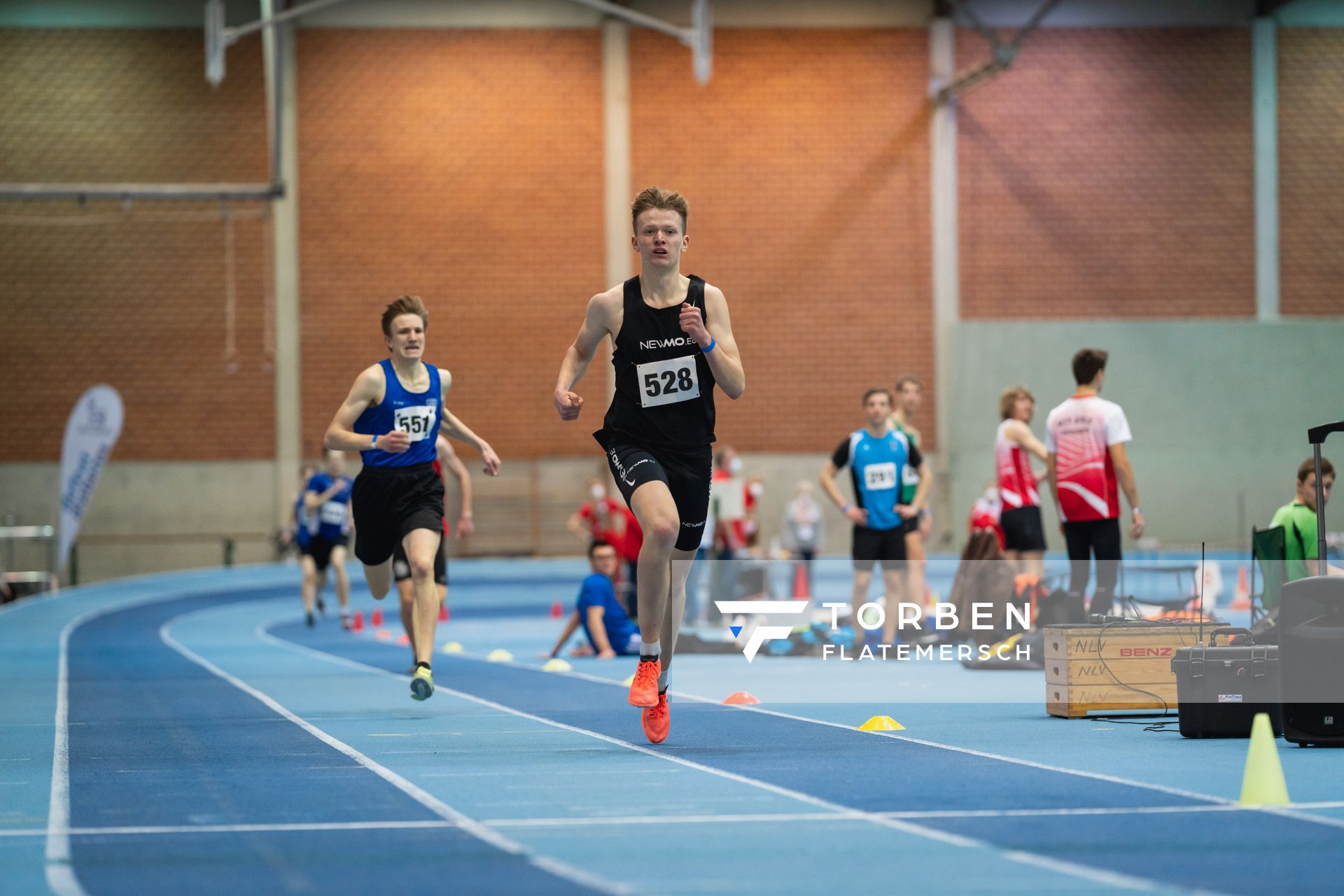 Tammo Doerner (SV Nordenham) gewinnt die 800m bei den niedersaechsischen Hallenmeisterschaften am 06.02.2022 in der Leichtathletikhalle im Sportleistungszentrum Hannover