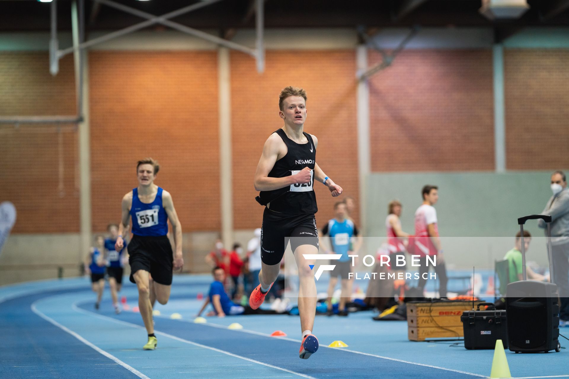 Tammo Doerner (SV Nordenham) gewinnt die 800m bei den niedersaechsischen Hallenmeisterschaften am 06.02.2022 in der Leichtathletikhalle im Sportleistungszentrum Hannover