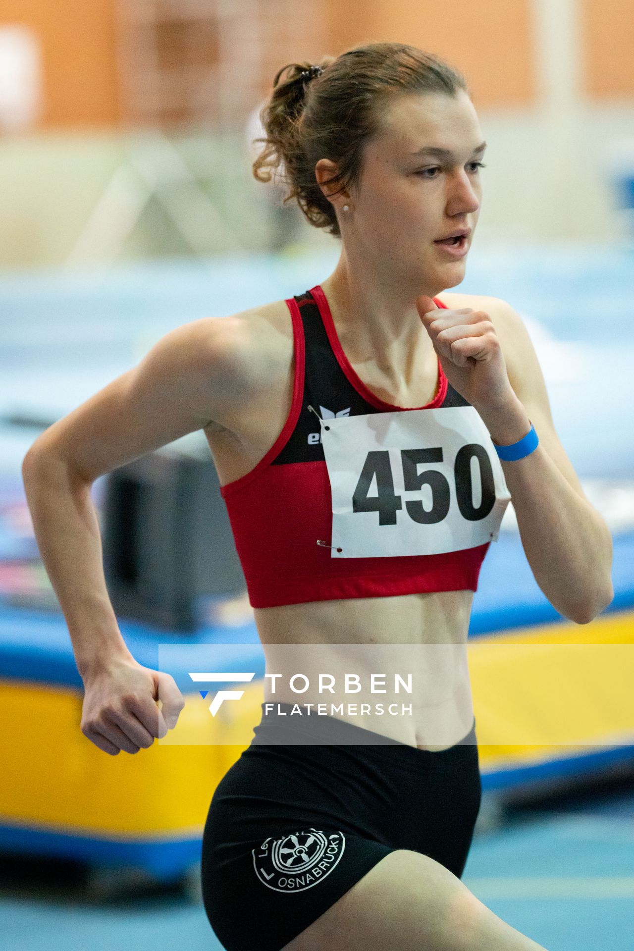 Jana Rohling (LG Osnabrueck) ueber 800m bei den niedersaechsischen Hallenmeisterschaften am 06.02.2022 in der Leichtathletikhalle im Sportleistungszentrum Hannover