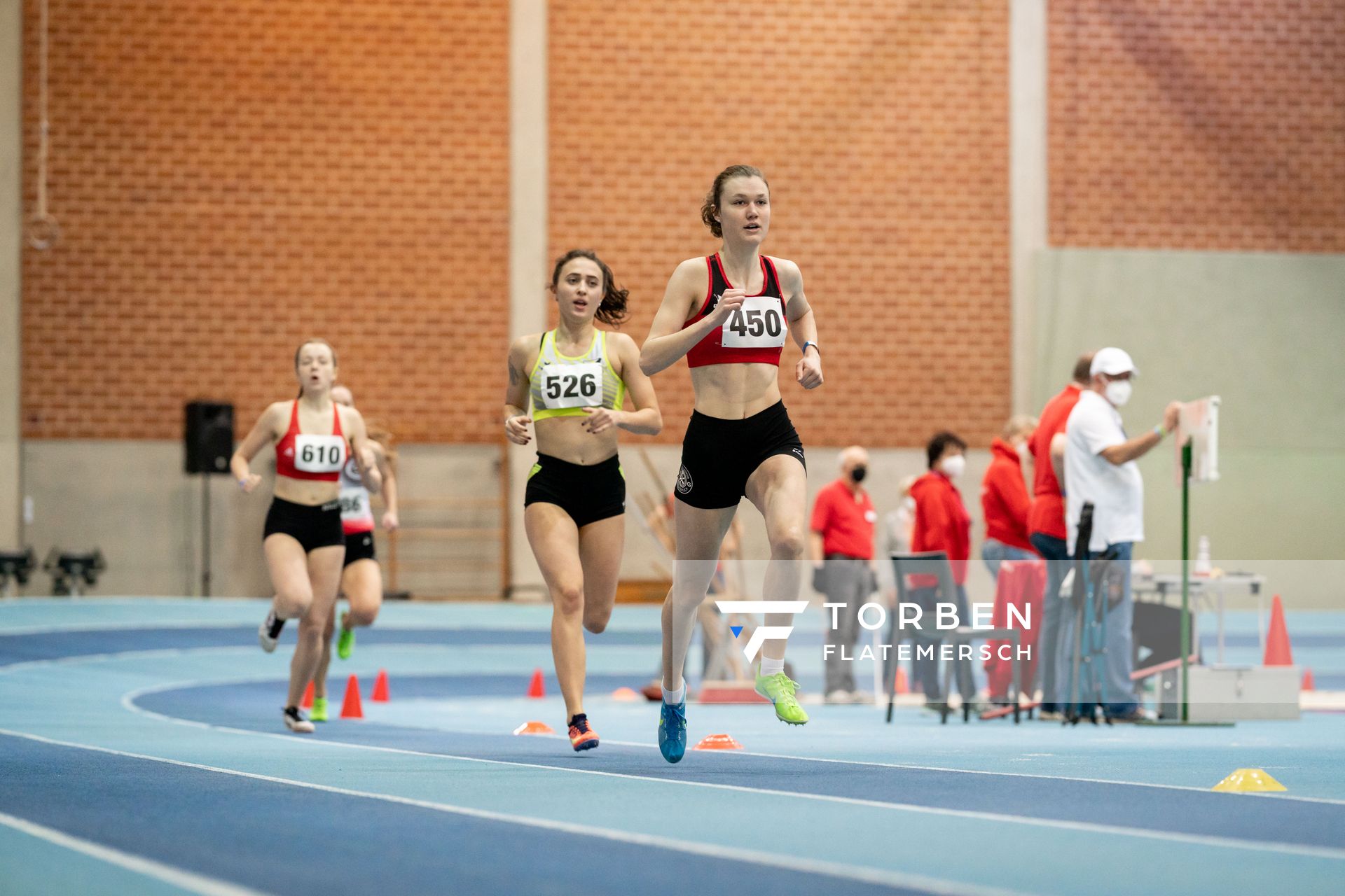 Jana Rohling (LG Osnabrueck) ueber 800m bei den niedersaechsischen Hallenmeisterschaften am 06.02.2022 in der Leichtathletikhalle im Sportleistungszentrum Hannover