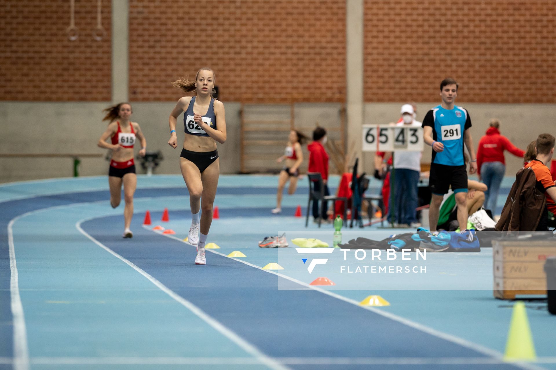 Carolin Hinrichs (VfL Loeningen) ueber 800m bei den niedersaechsischen Hallenmeisterschaften am 06.02.2022 in der Leichtathletikhalle im Sportleistungszentrum Hannover