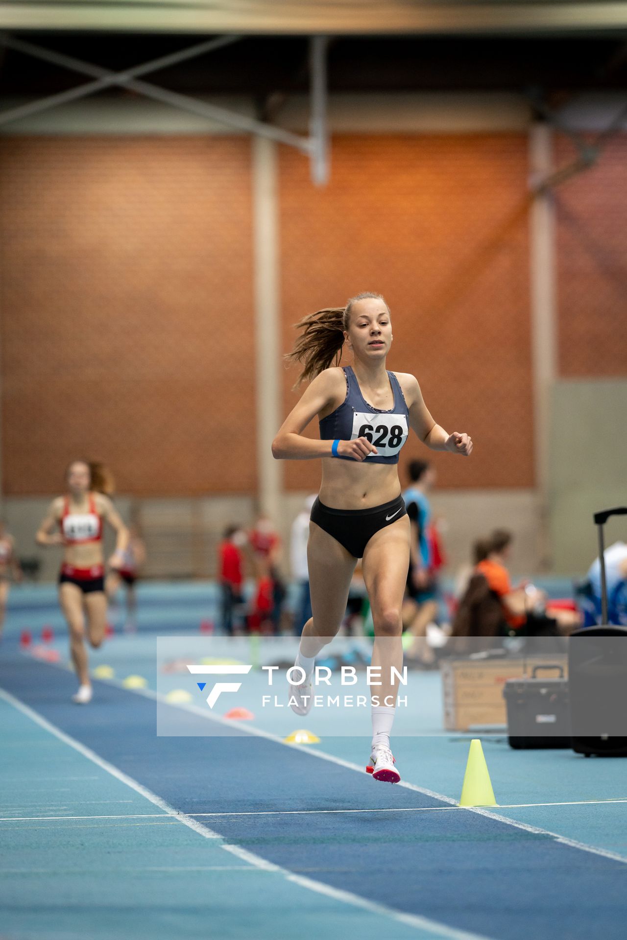 Carolin Hinrichs (VfL Loeningen) ueber 800m bei den niedersaechsischen Hallenmeisterschaften am 06.02.2022 in der Leichtathletikhalle im Sportleistungszentrum Hannover