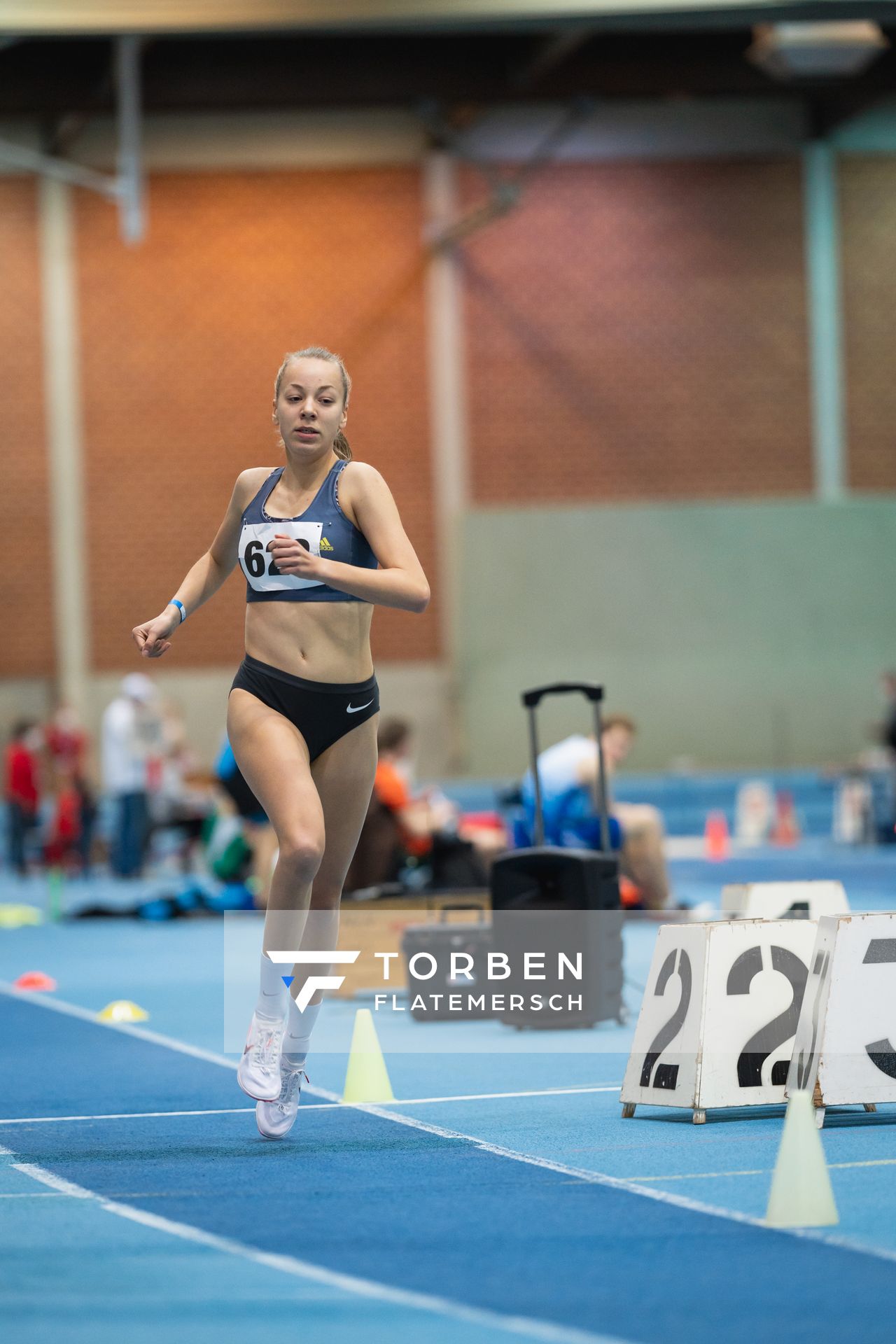 Carolin Hinrichs (VfL Loeningen) ueber 800m bei den niedersaechsischen Hallenmeisterschaften am 06.02.2022 in der Leichtathletikhalle im Sportleistungszentrum Hannover