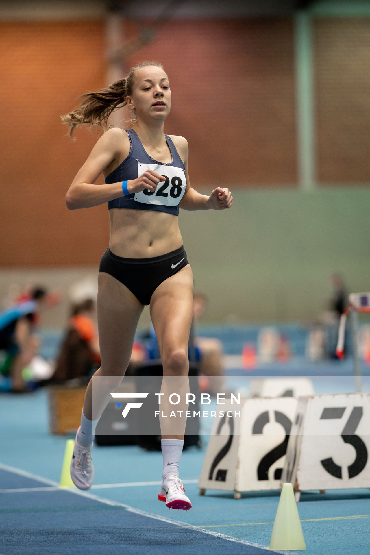 Carolin Hinrichs (VfL Loeningen) ueber 800m bei den niedersaechsischen Hallenmeisterschaften am 06.02.2022 in der Leichtathletikhalle im Sportleistungszentrum Hannover