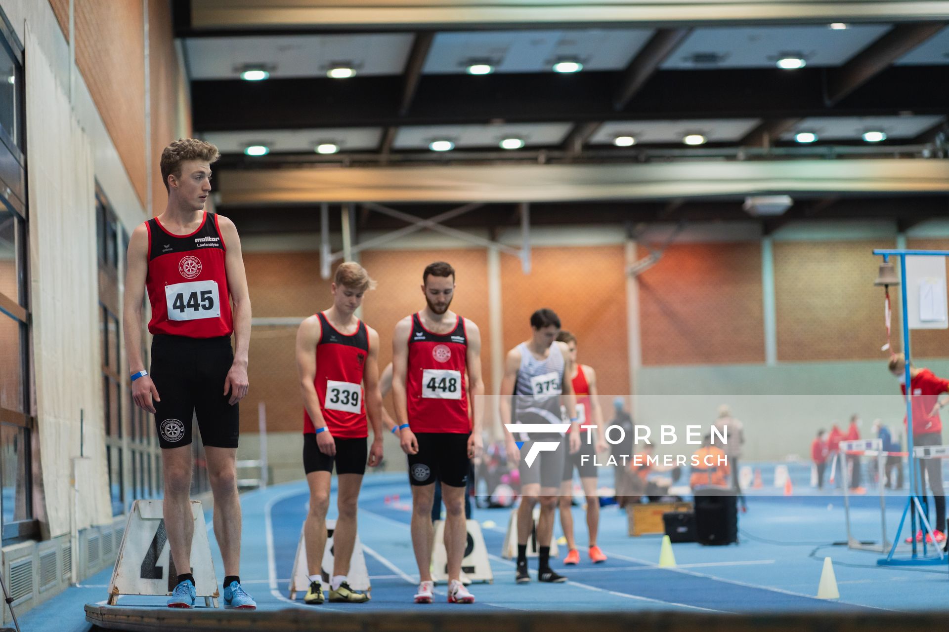 André Rohling (LG Osnabrueck), Vries Jan de (DSC Oldenburg), Robin Zernick (LG Osnabrueck), Nils-Henrik Meyer (LAV Zeven) ueber 800m bei den niedersaechsischen Hallenmeisterschaften am 06.02.2022 in der Leichtathletikhalle im Sportleistungszentrum Hannover