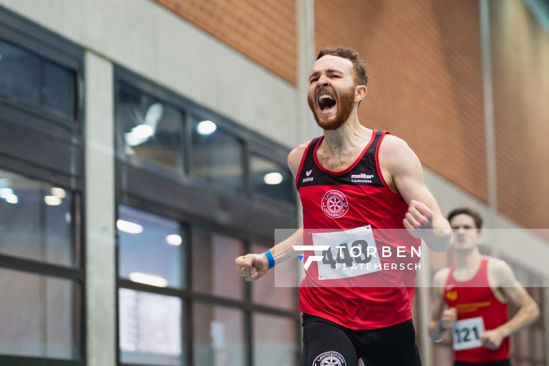 Robin Zernick (LG Osnabrueck) gewinnt die 800m bei den niedersaechsischen Hallenmeisterschaften am 06.02.2022 in der Leichtathletikhalle im Sportleistungszentrum Hannover