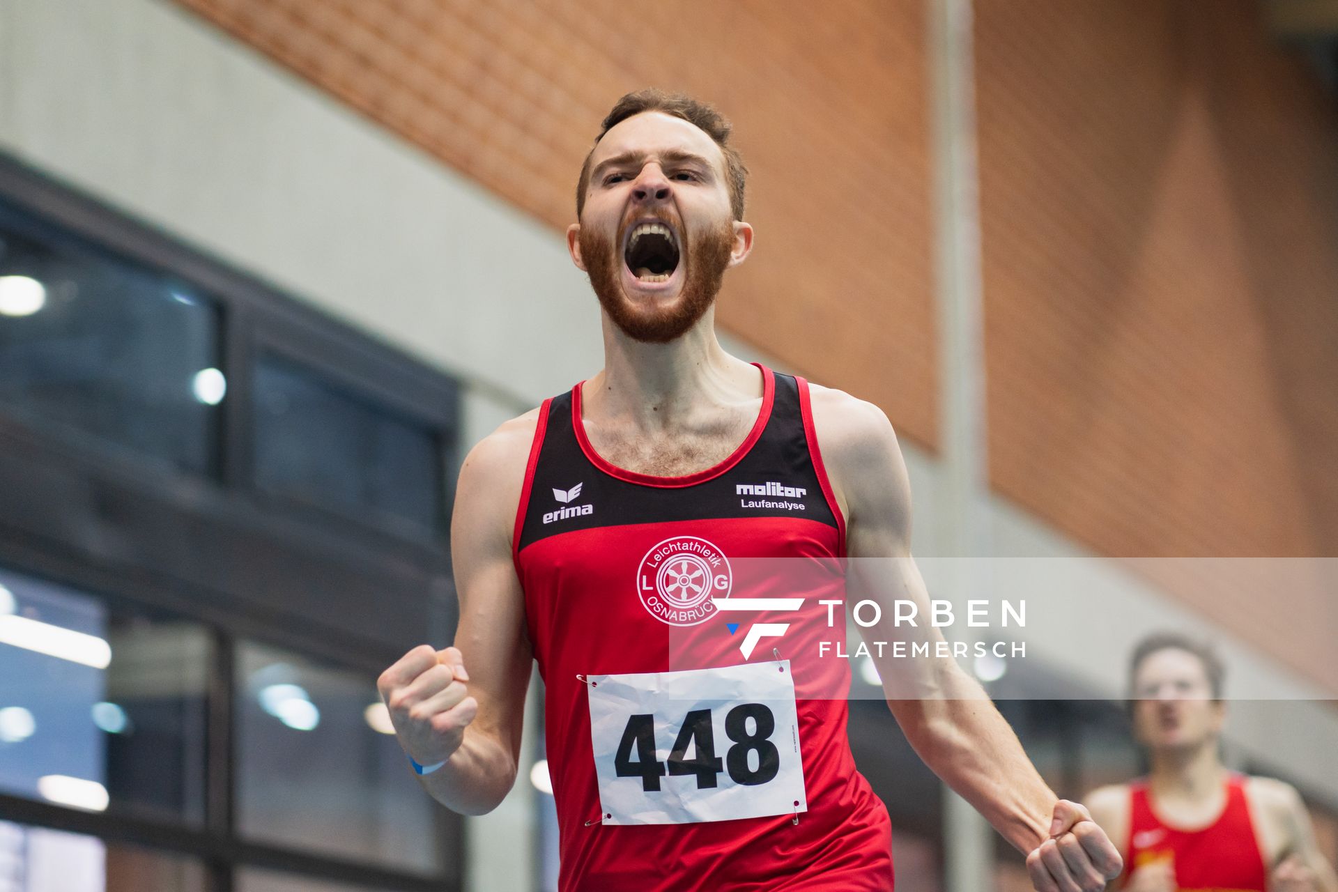 Robin Zernick (LG Osnabrueck) gewinnt die 800m bei den niedersaechsischen Hallenmeisterschaften am 06.02.2022 in der Leichtathletikhalle im Sportleistungszentrum Hannover