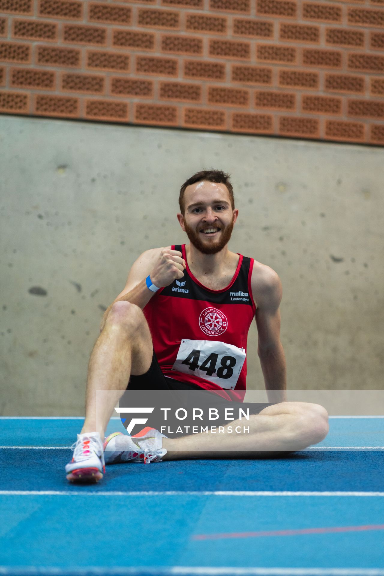 Robin Zernick (LG Osnabrueck) gewinnt die 800m bei den niedersaechsischen Hallenmeisterschaften am 06.02.2022 in der Leichtathletikhalle im Sportleistungszentrum Hannover