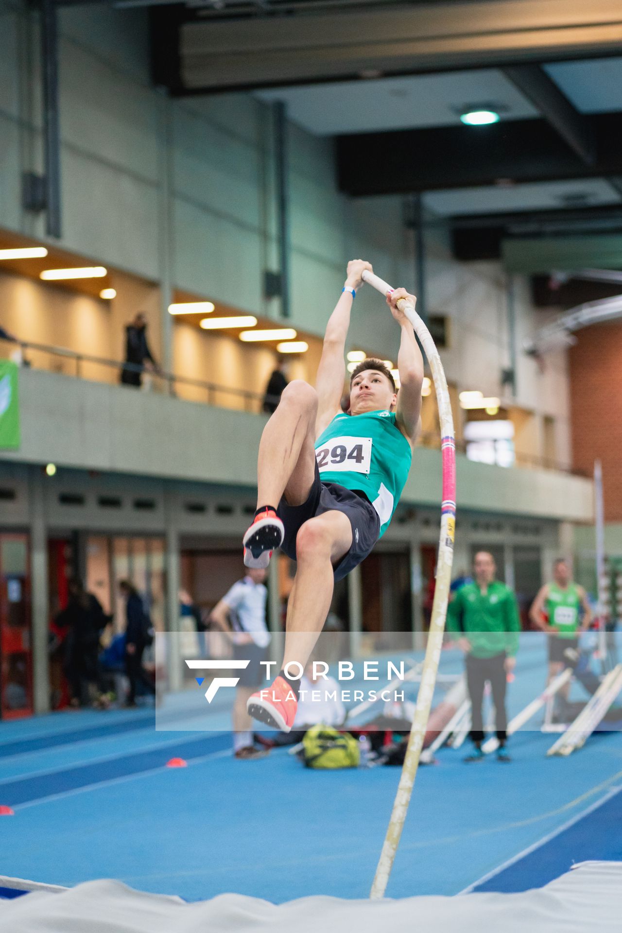 Luca Bosse (SV Werder Bremen) im Stabhochsprung bei den niedersaechsischen Hallenmeisterschaften am 06.02.2022 in der Leichtathletikhalle im Sportleistungszentrum Hannover