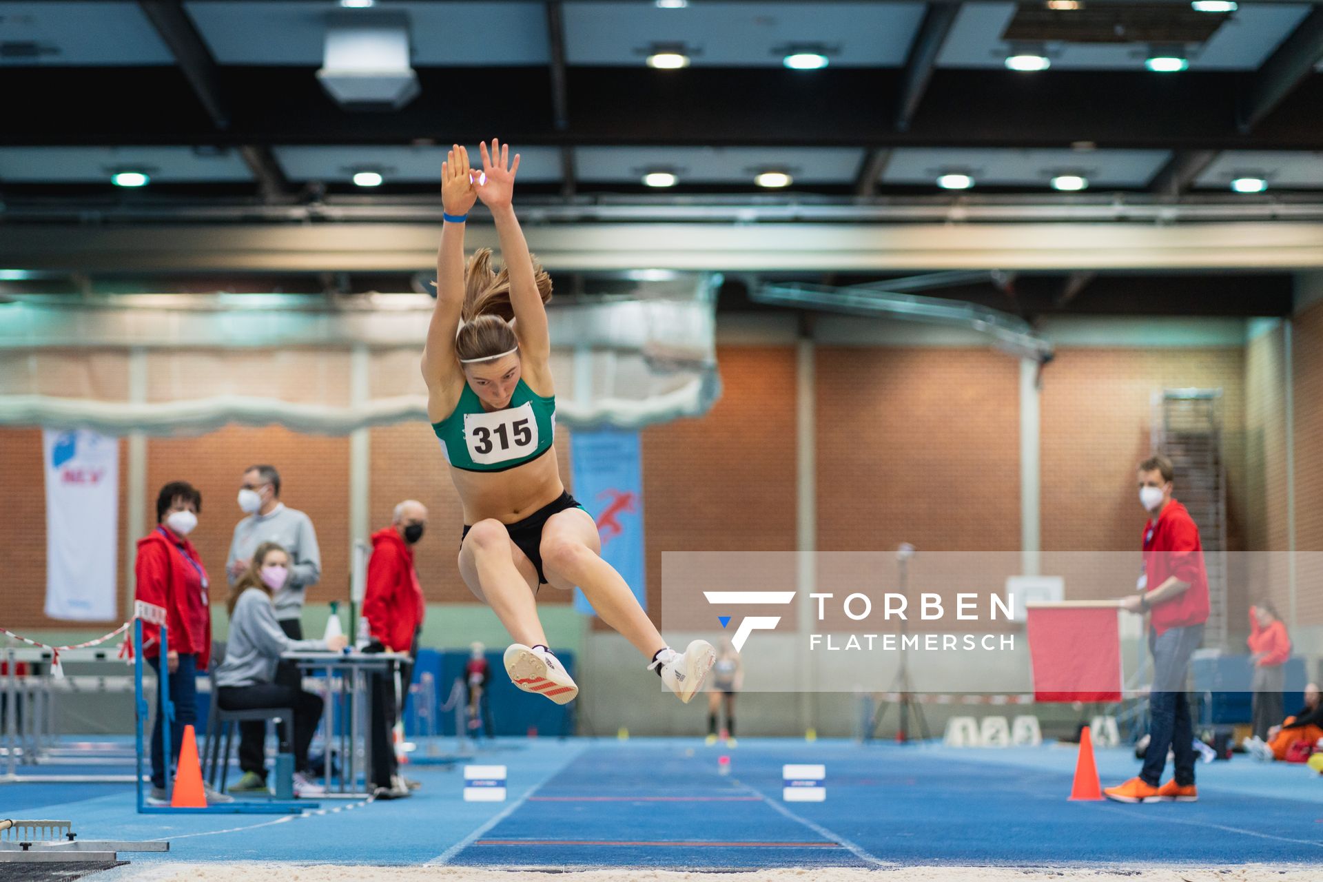 Emma Strauss (SV Werder Bremen) im Weitsprung bei den niedersaechsischen Hallenmeisterschaften am 06.02.2022 in der Leichtathletikhalle im Sportleistungszentrum Hannover