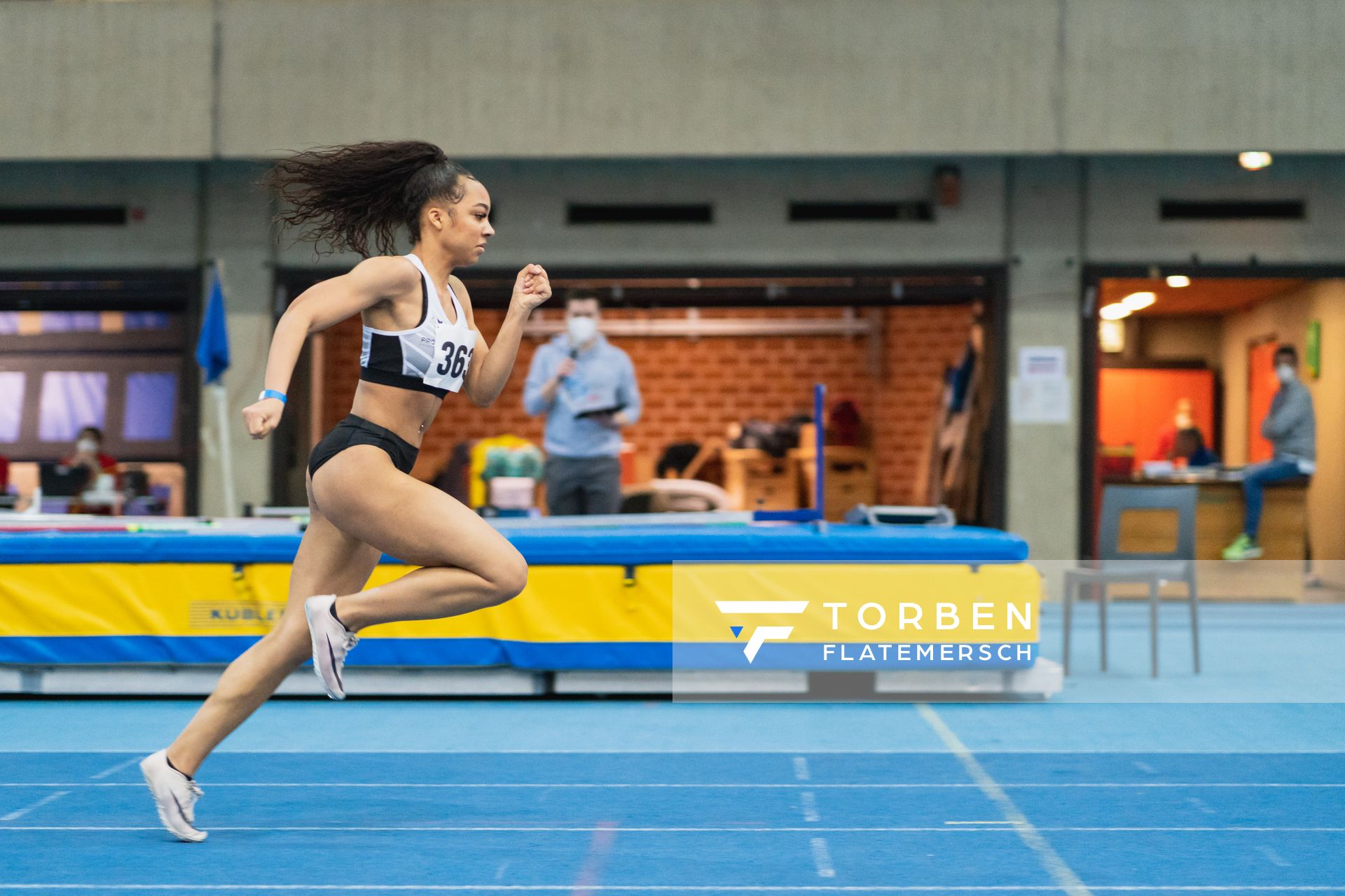 Naomi Krebs (Hannover 96) ueber 60m Huerden bei den niedersaechsischen Hallenmeisterschaften am 06.02.2022 in der Leichtathletikhalle im Sportleistungszentrum Hannover