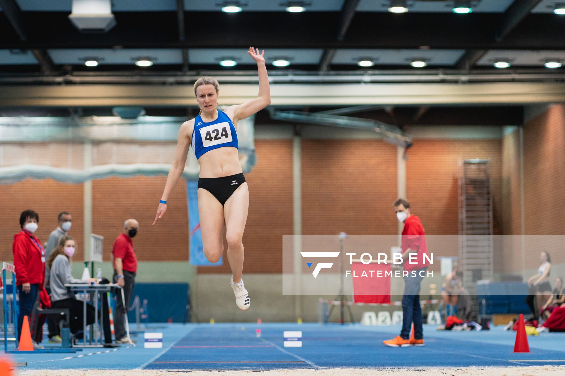 Kajsa Gerkens (LG Kreis Verden) bei den niedersaechsischen Hallenmeisterschaften am 06.02.2022 in der Leichtathletikhalle im Sportleistungszentrum Hannover