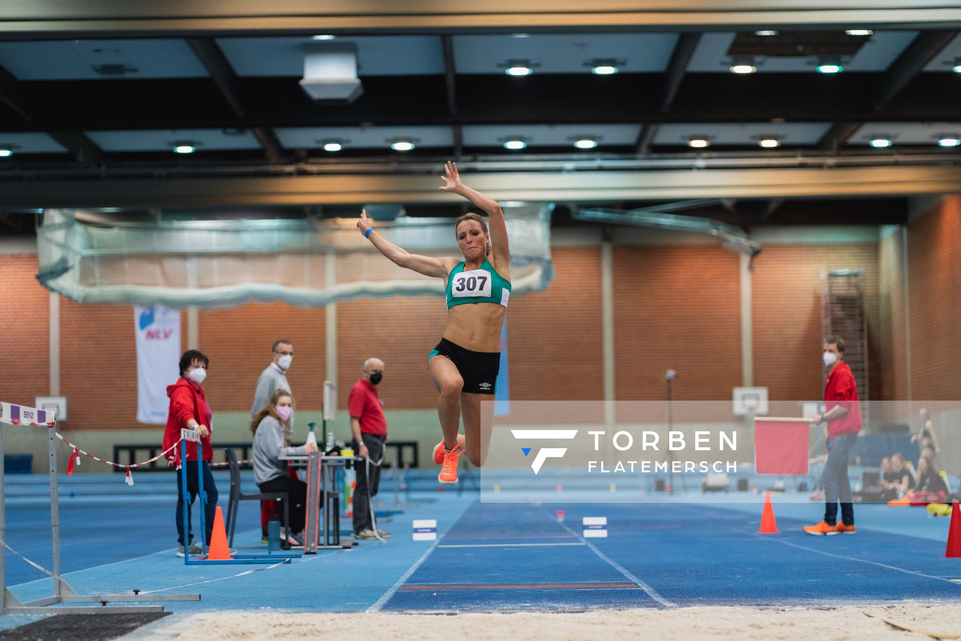 Finja Damaschke (SV Werder Bremen) im Dreisprung bei den niedersaechsischen Hallenmeisterschaften am 06.02.2022 in der Leichtathletikhalle im Sportleistungszentrum Hannover