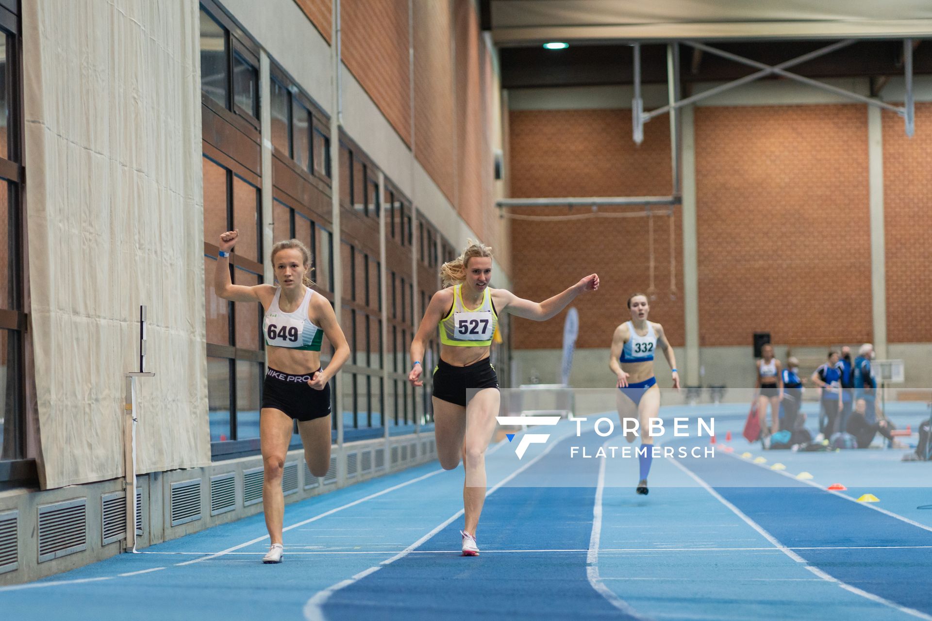 Nele Jaworski (VfL Wolfsburg), Chiara Schoenfelder (SV Nienhagen) bei den niedersaechsischen Hallenmeisterschaften am 06.02.2022 in der Leichtathletikhalle im Sportleistungszentrum Hannover