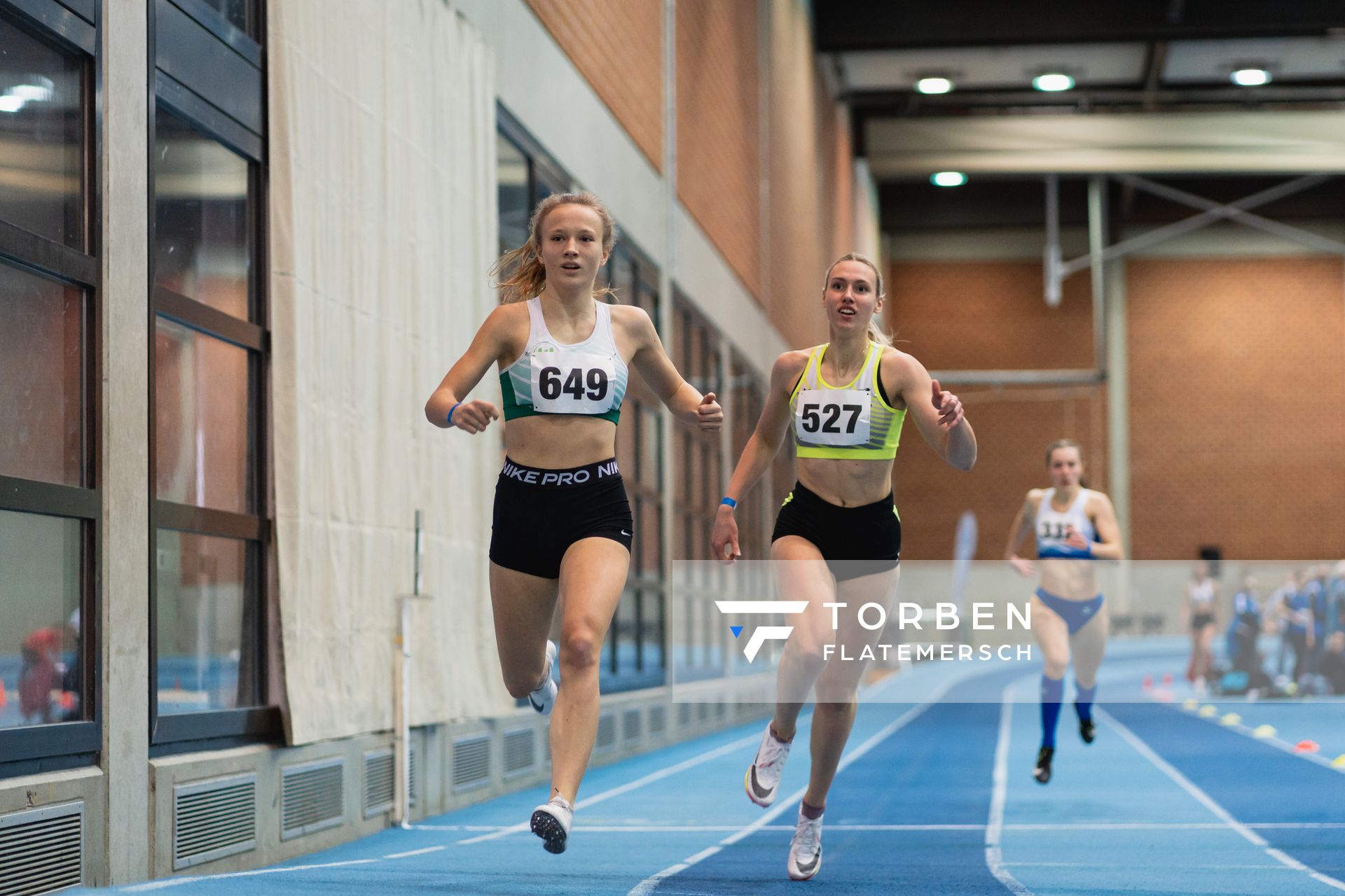 Nele Jaworski (VfL Wolfsburg), Chiara Schoenfelder (SV Nienhagen) bei den niedersaechsischen Hallenmeisterschaften am 06.02.2022 in der Leichtathletikhalle im Sportleistungszentrum Hannover