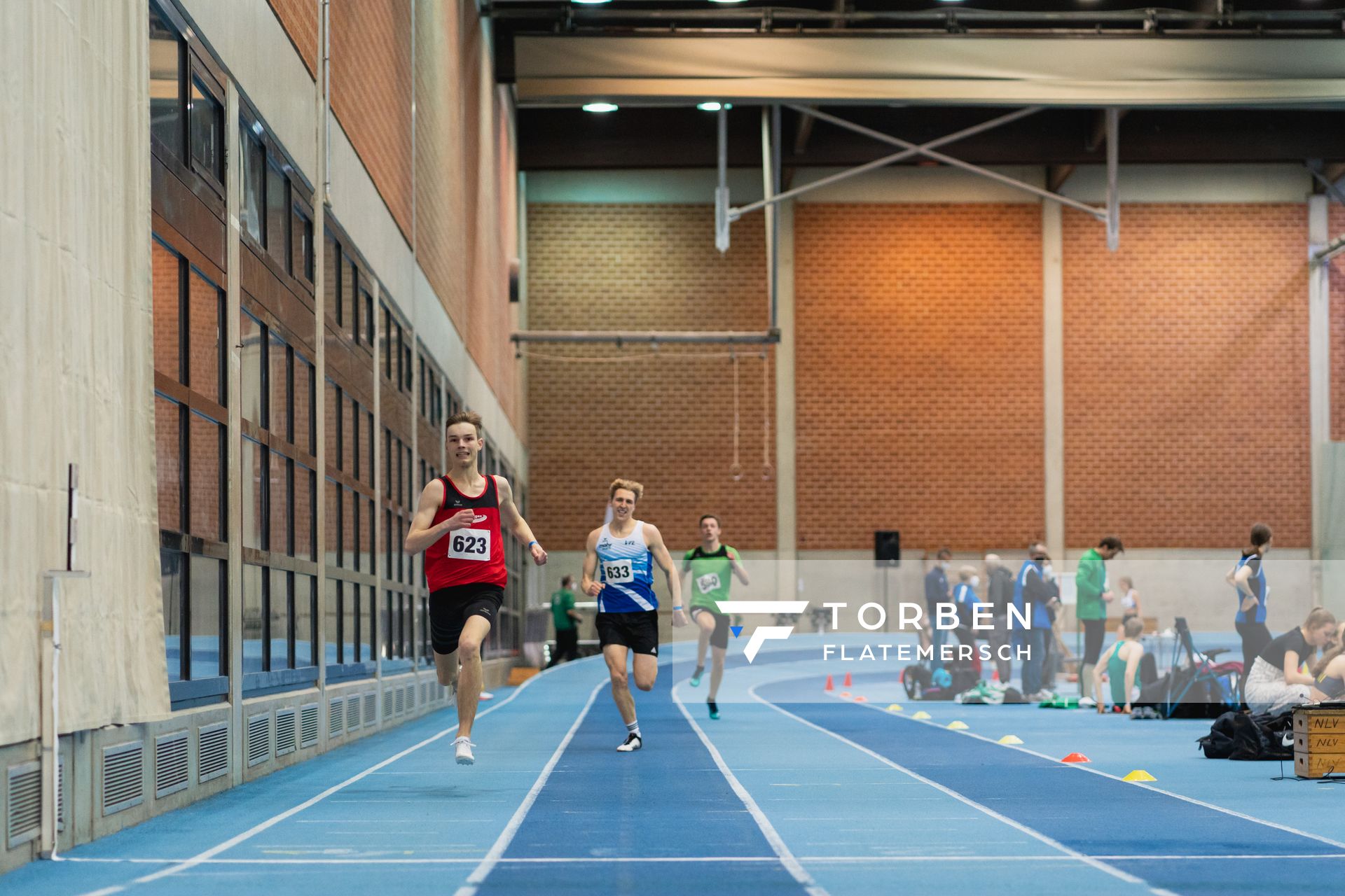 Torben Lillie (VfL Lingen), Bennett Pauli (VfL Stade) bei den niedersaechsischen Hallenmeisterschaften am 06.02.2022 in der Leichtathletikhalle im Sportleistungszentrum Hannover