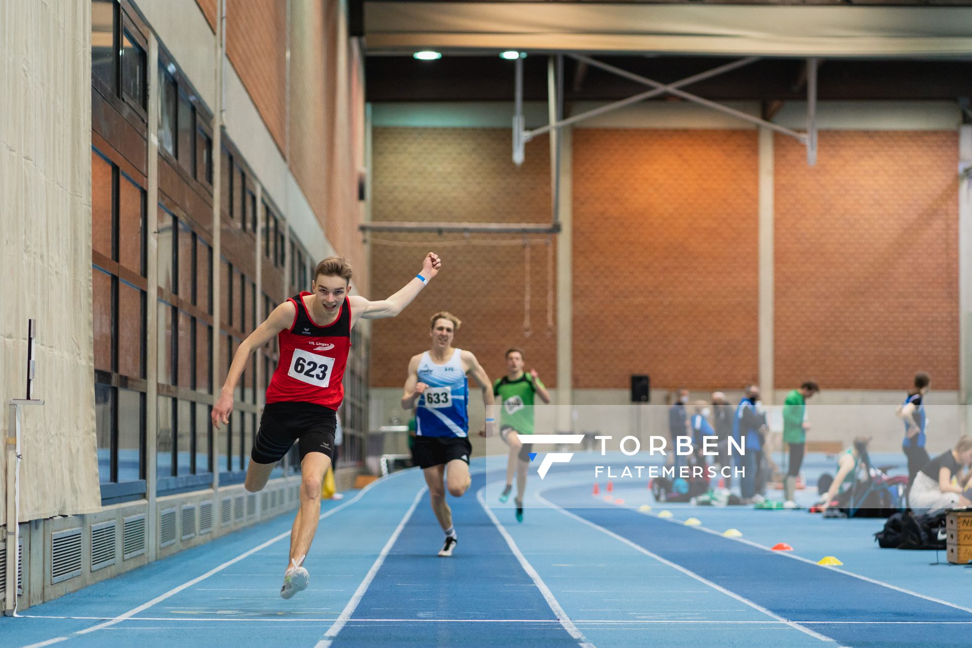 Torben Lillie (VfL Lingen), Bennett Pauli (VfL Stade) bei den niedersaechsischen Hallenmeisterschaften am 06.02.2022 in der Leichtathletikhalle im Sportleistungszentrum Hannover