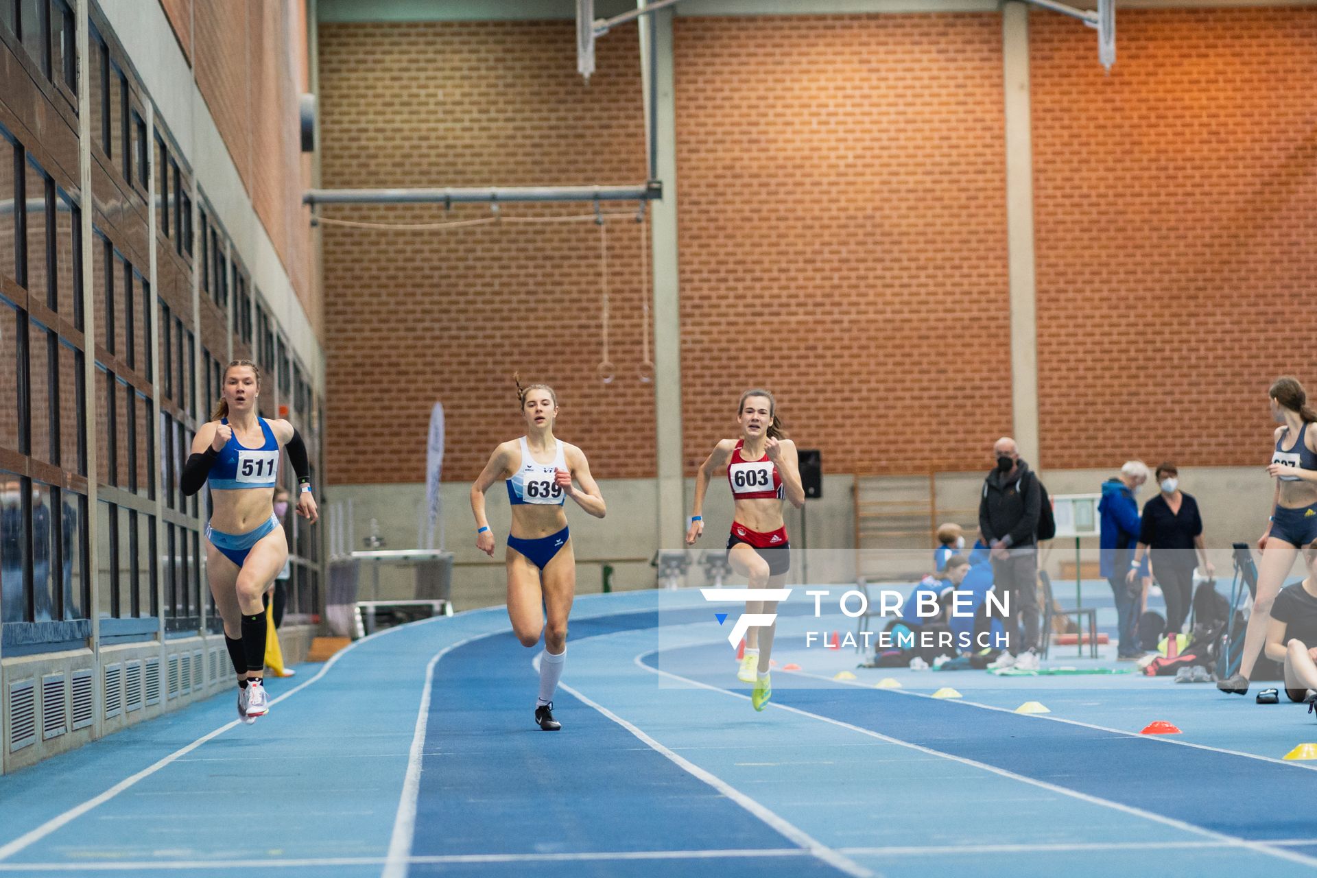 Emmy Lisanne Steinbrecher (Rukeli Trollmann e. V.), Mayleen Bartz (VfL Stade), Luna Fischer (VfL Eintracht Hannover) bei den niedersaechsischen Hallenmeisterschaften am 06.02.2022 in der Leichtathletikhalle im Sportleistungszentrum Hannover