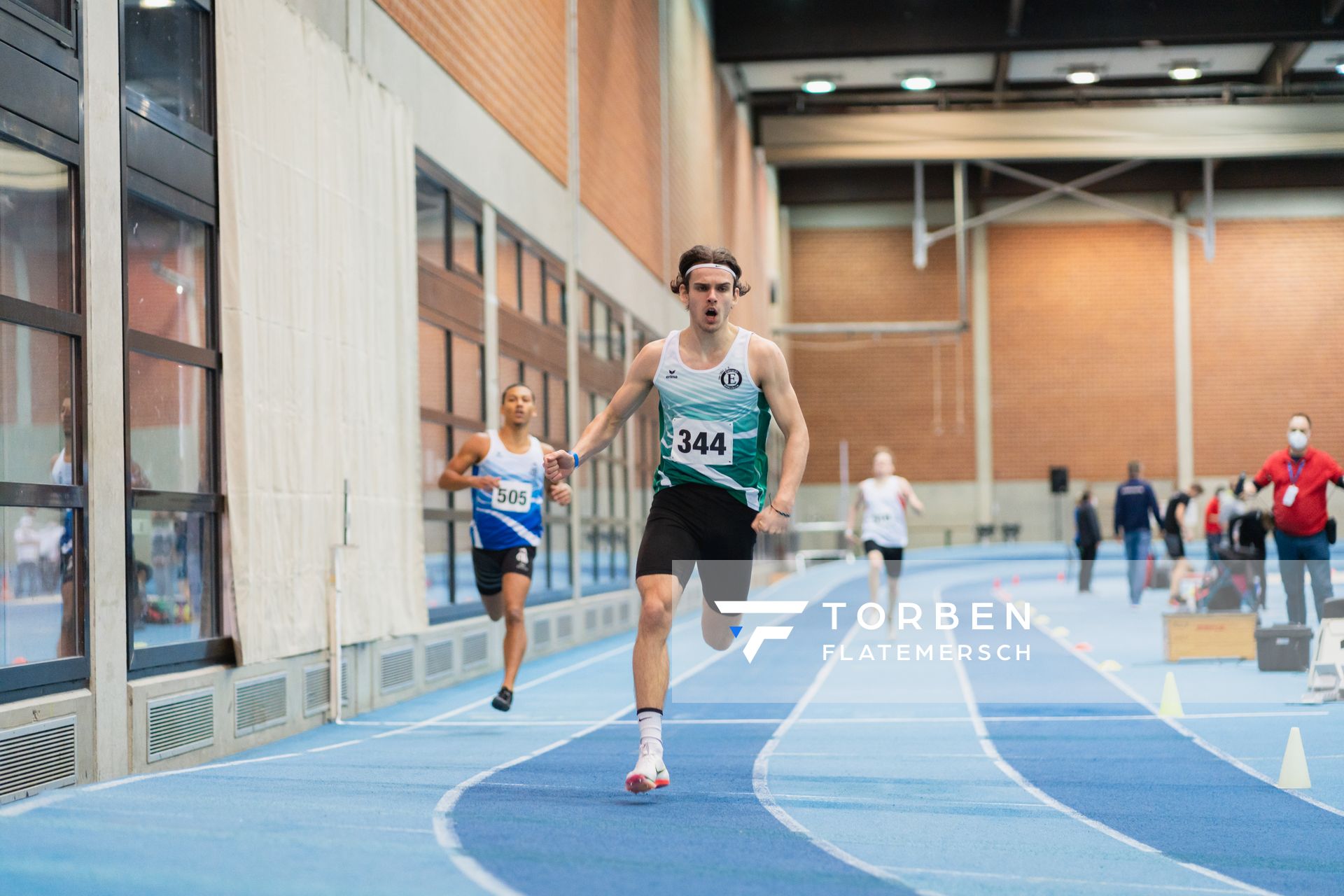 Niclas Jan Kaluza (Eintracht Hildesheim) bei den niedersaechsischen Hallenmeisterschaften am 06.02.2022 in der Leichtathletikhalle im Sportleistungszentrum Hannover