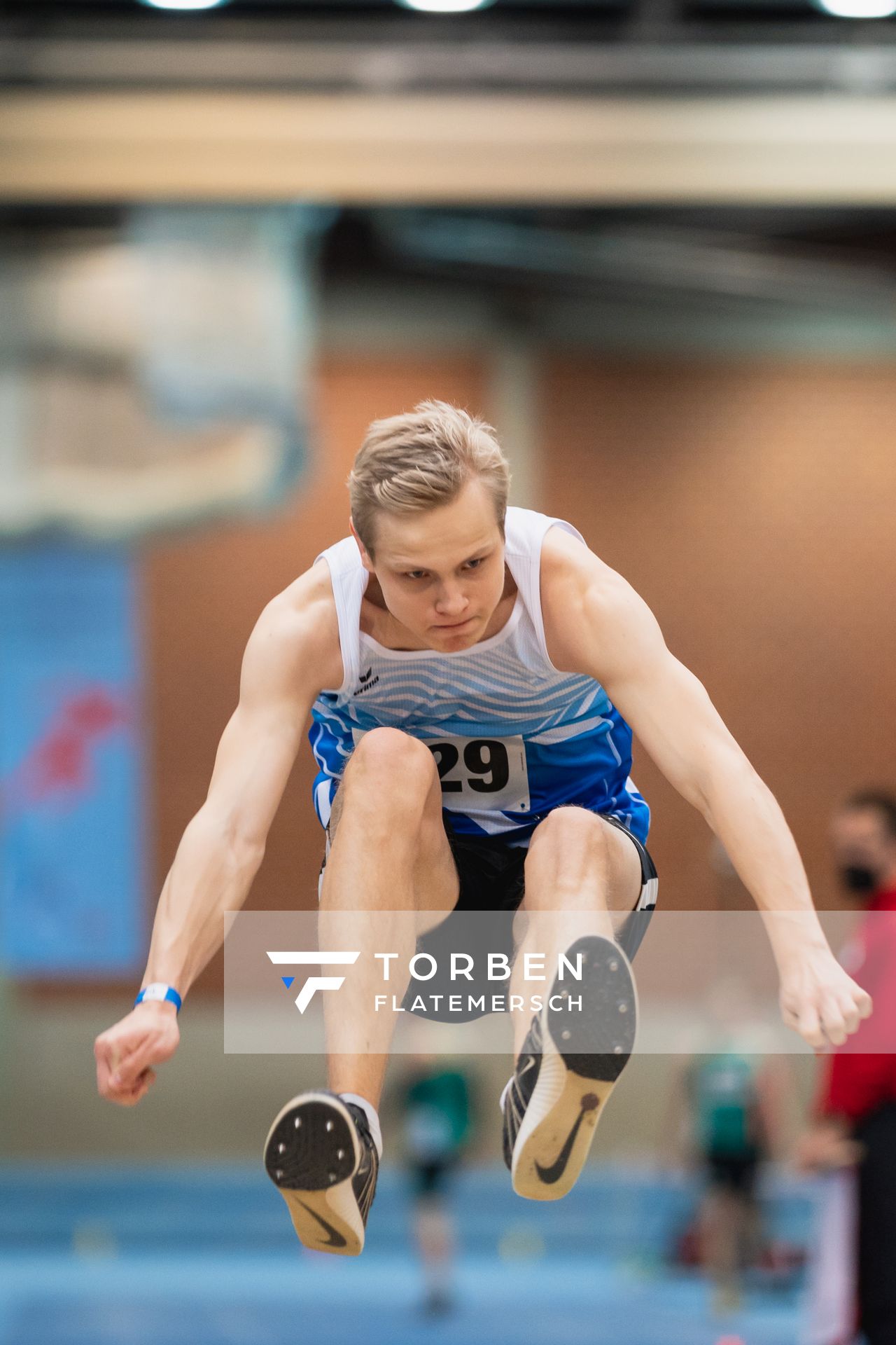 Marek Pabst (BTB Oldenburg) bei den niedersaechsischen Hallenmeisterschaften am 06.02.2022 in der Leichtathletikhalle im Sportleistungszentrum Hannover