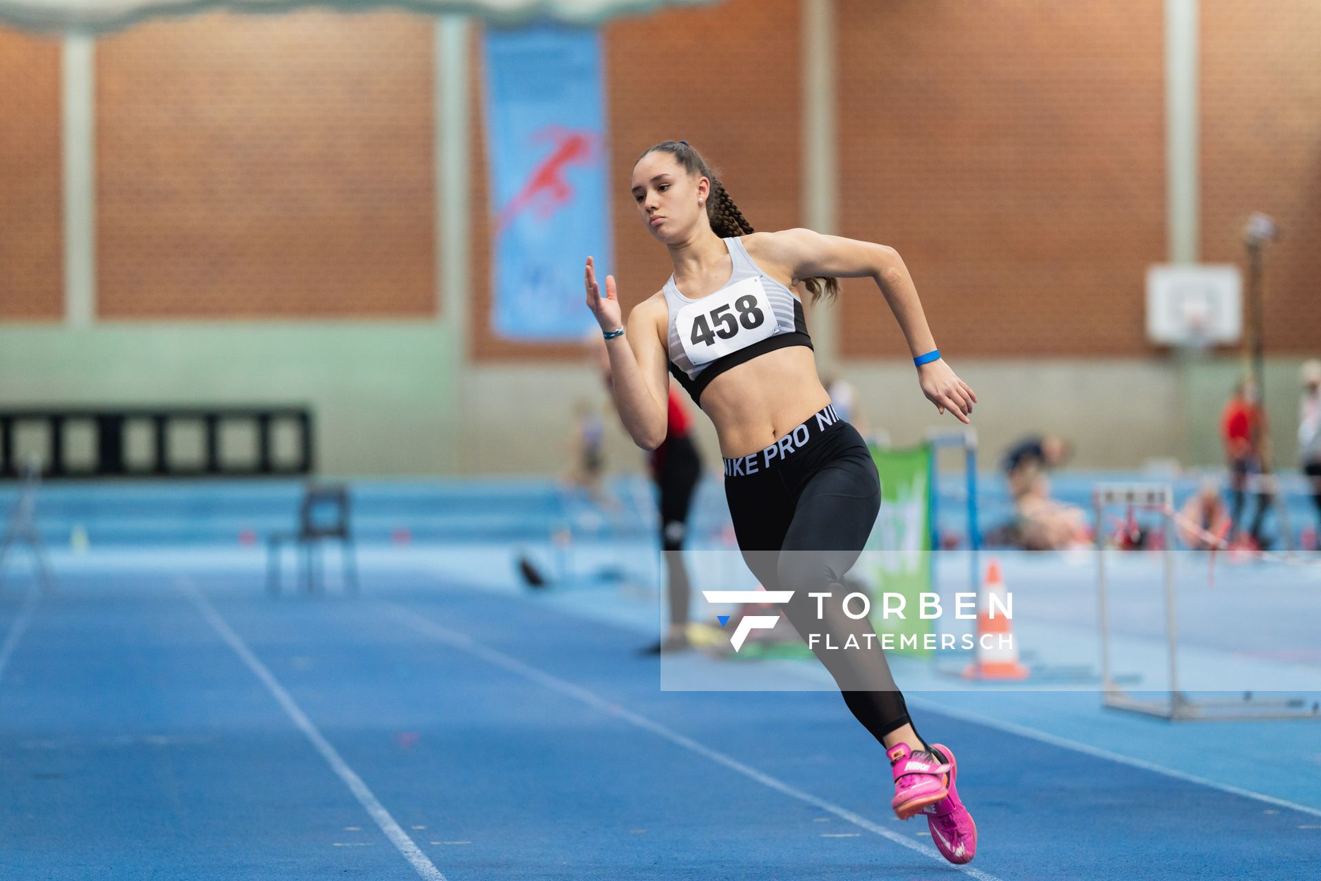 Amira Weber (LG Peiner Land) im Hochsprung bei den niedersaechsischen Hallenmeisterschaften am 06.02.2022 in der Leichtathletikhalle im Sportleistungszentrum Hannover