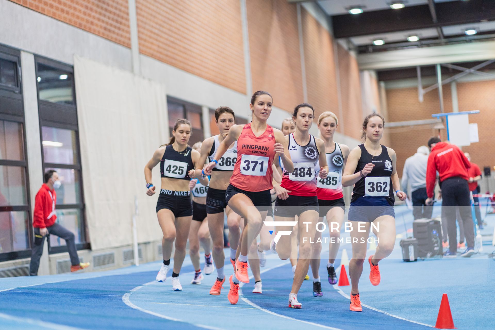 Svenja Pingpank (Hannover Athletics), Lara Predki (Lueneburger SV), Martha Studtmann (Lueneburger SV), Emmanuelle Gerbeaux (Hannover 96), Jasmina Stahl (Hannover 96), Sophie-Marie Kohlhase (LG Kreis Verden) bei den niedersaechsischen Hallenmeisterschaften am 06.02.2022 in der Leichtathletikhalle im Sportleistungszentrum Hannover