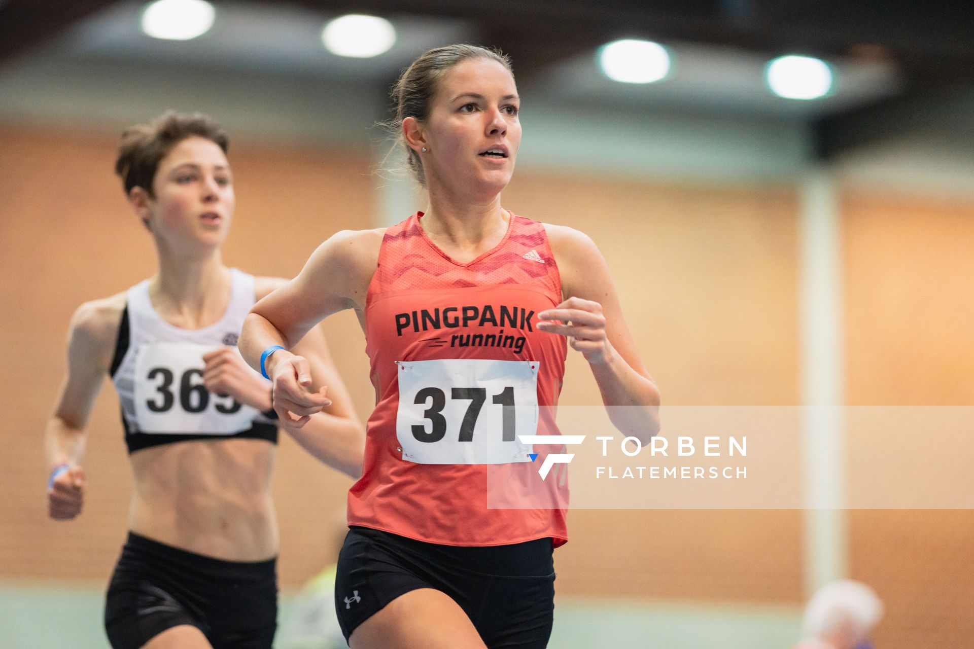 Svenja Pingpank (Hannover Athletics) vor Jasmina Stahl (Hannover 96) bei den niedersaechsischen Hallenmeisterschaften am 06.02.2022 in der Leichtathletikhalle im Sportleistungszentrum Hannover