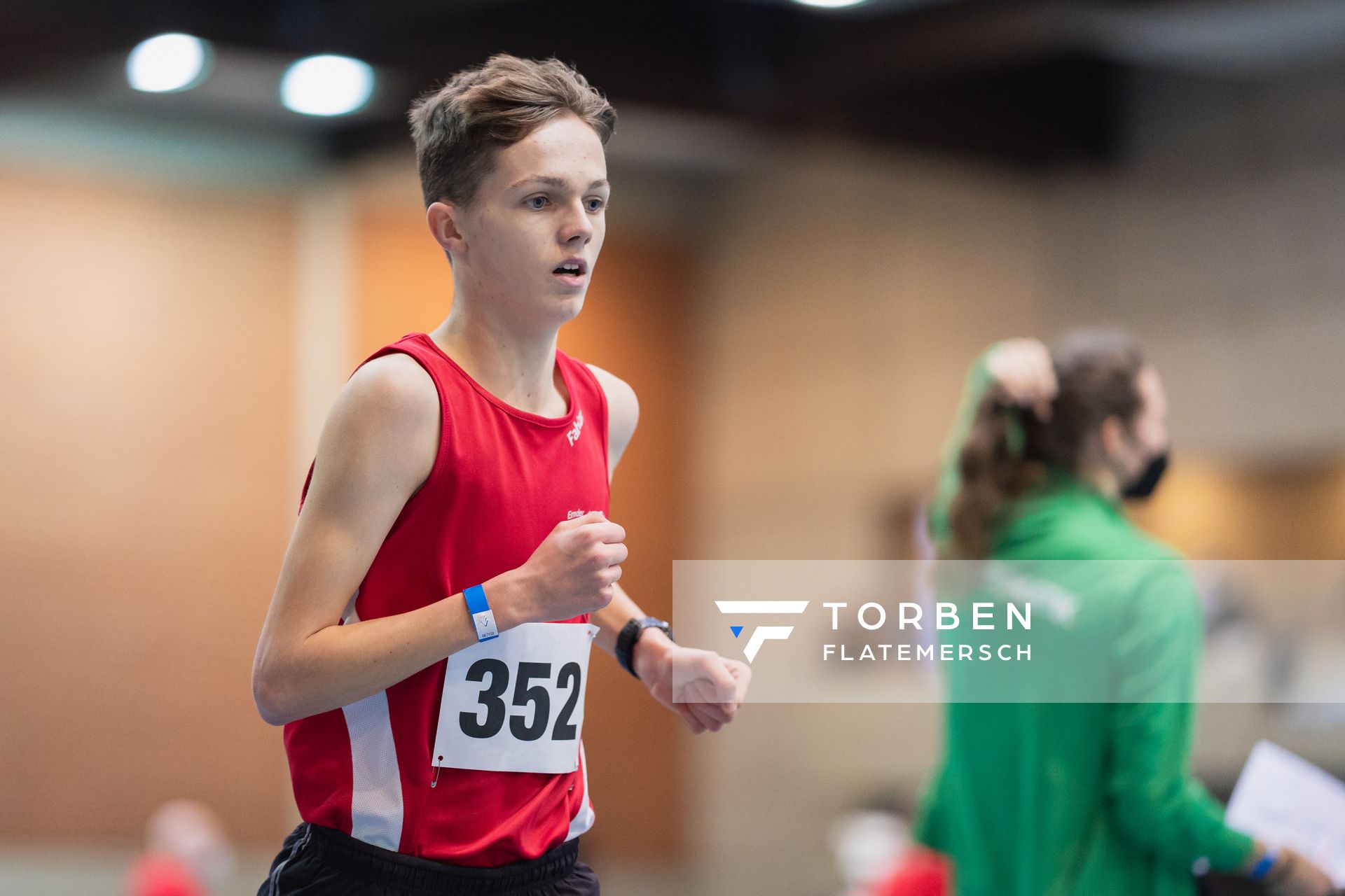 Fabian Weermann (Emder Laufgemeinschaft) bei den niedersaechsischen Hallenmeisterschaften am 06.02.2022 in der Leichtathletikhalle im Sportleistungszentrum Hannover