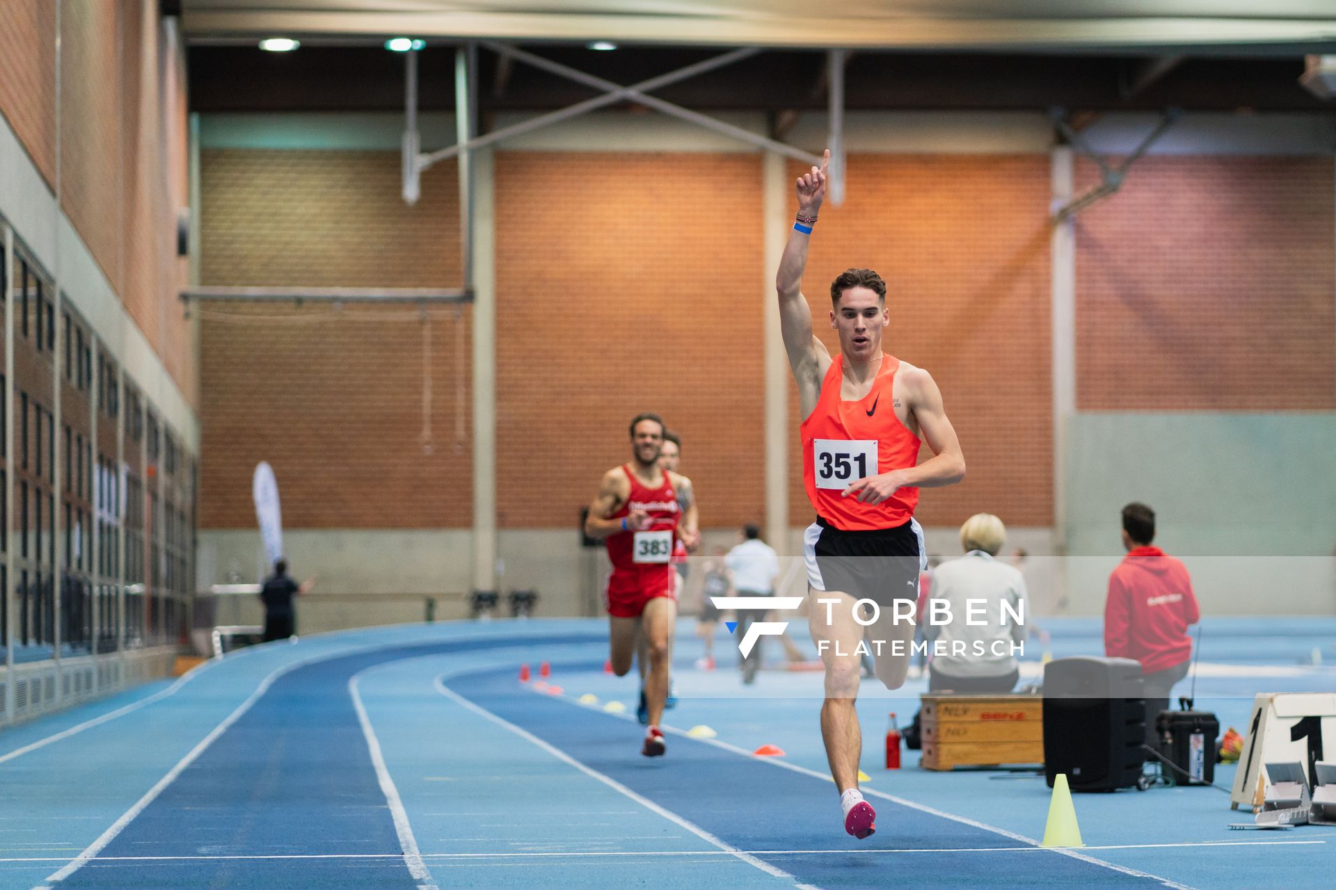 Felix Ebel (Emder Laufgemeinschaft) bei den niedersaechsischen Hallenmeisterschaften am 06.02.2022 in der Leichtathletikhalle im Sportleistungszentrum Hannover