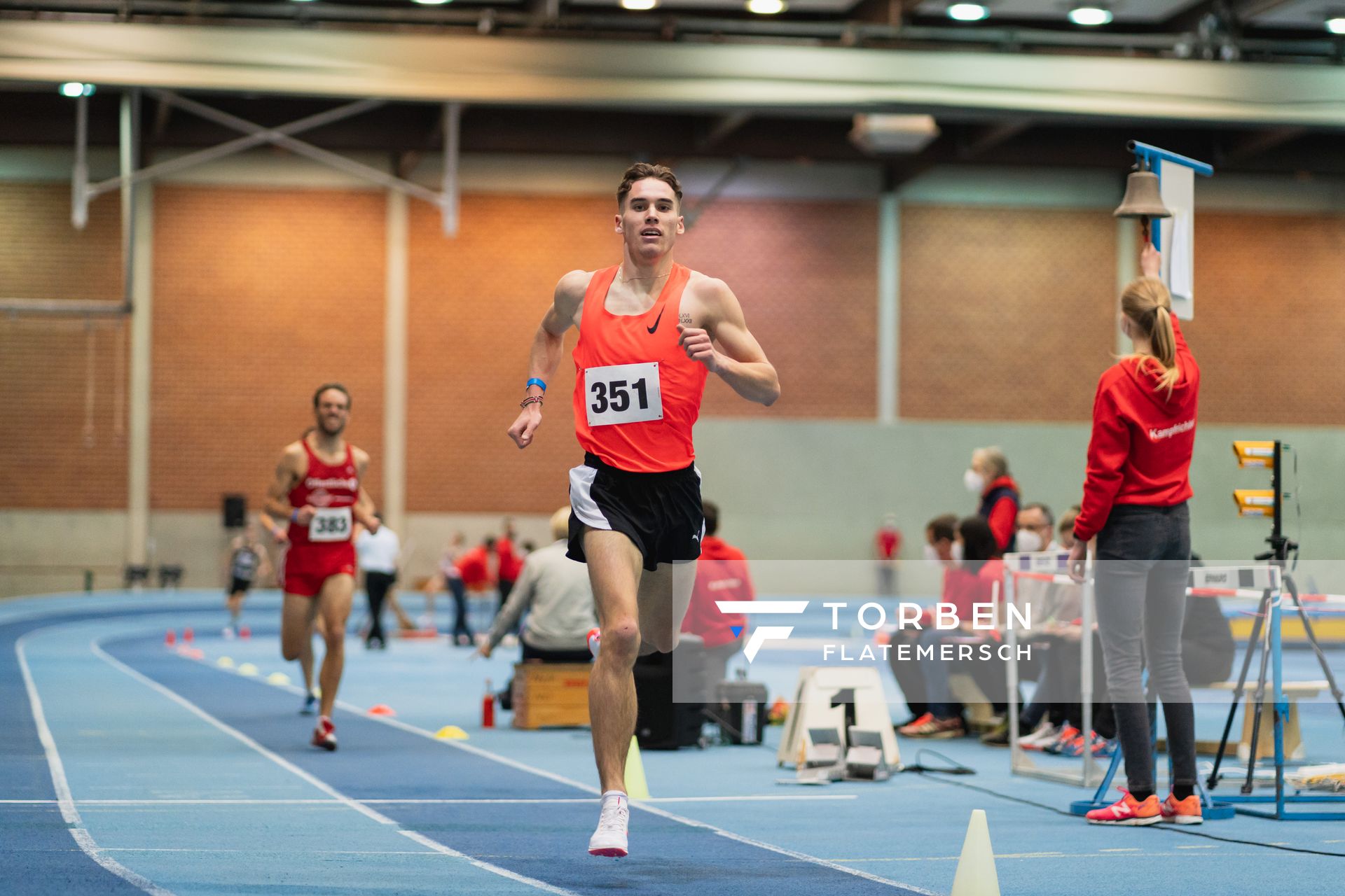 Felix Ebel (Emder Laufgemeinschaft) bei den niedersaechsischen Hallenmeisterschaften am 06.02.2022 in der Leichtathletikhalle im Sportleistungszentrum Hannover