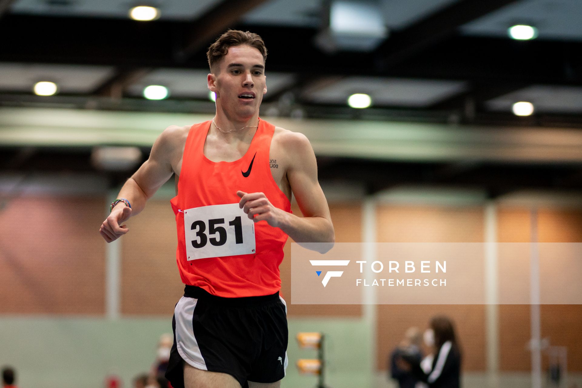 Felix Ebel (Emder Laufgemeinschaft) gewinnt die 3000m bei den niedersaechsischen Hallenmeisterschaften am 06.02.2022 in der Leichtathletikhalle im Sportleistungszentrum Hannover