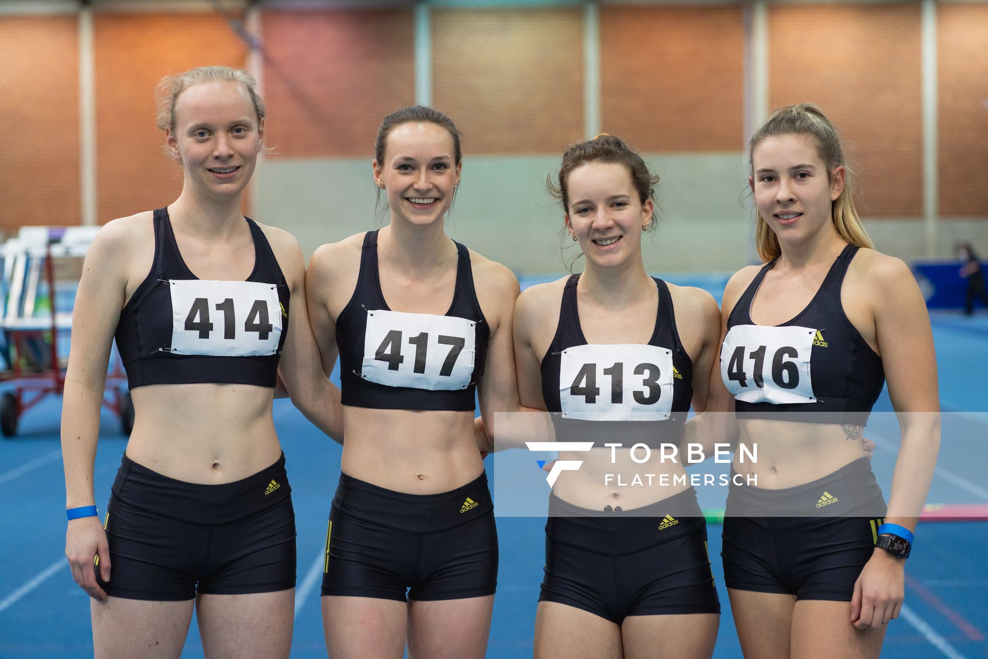 4x200m Staffel der LG Goettingen: v.l.n.r. Beatrix Gross (LG Goettingen), Klara Lange (LG Goettingen), Anna Froehlich (LG Goettingen), Julia Kellner (LG Goettingen) bei den niedersaechsischen Hallenmeisterschaften am 06.02.2022 in der Leichtathletikhalle im Sportleistungszentrum Hannover