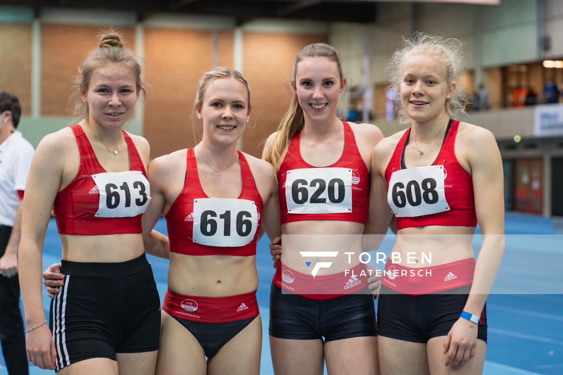 4x200m Staffel des VfL Eintracht Hannover: v.l.n.r. Jana Ronshausen (VfL Eintracht Hannover), Tabea Schulz (VfL Eintracht Hannover), Jasmin Wulf (VfL Eintracht Hannover), Jelde Jakob (VfL Eintracht Hannover) bei den niedersaechsischen Hallenmeisterschaften am 06.02.2022 in der Leichtathletikhalle im Sportleistungszentrum Hannover