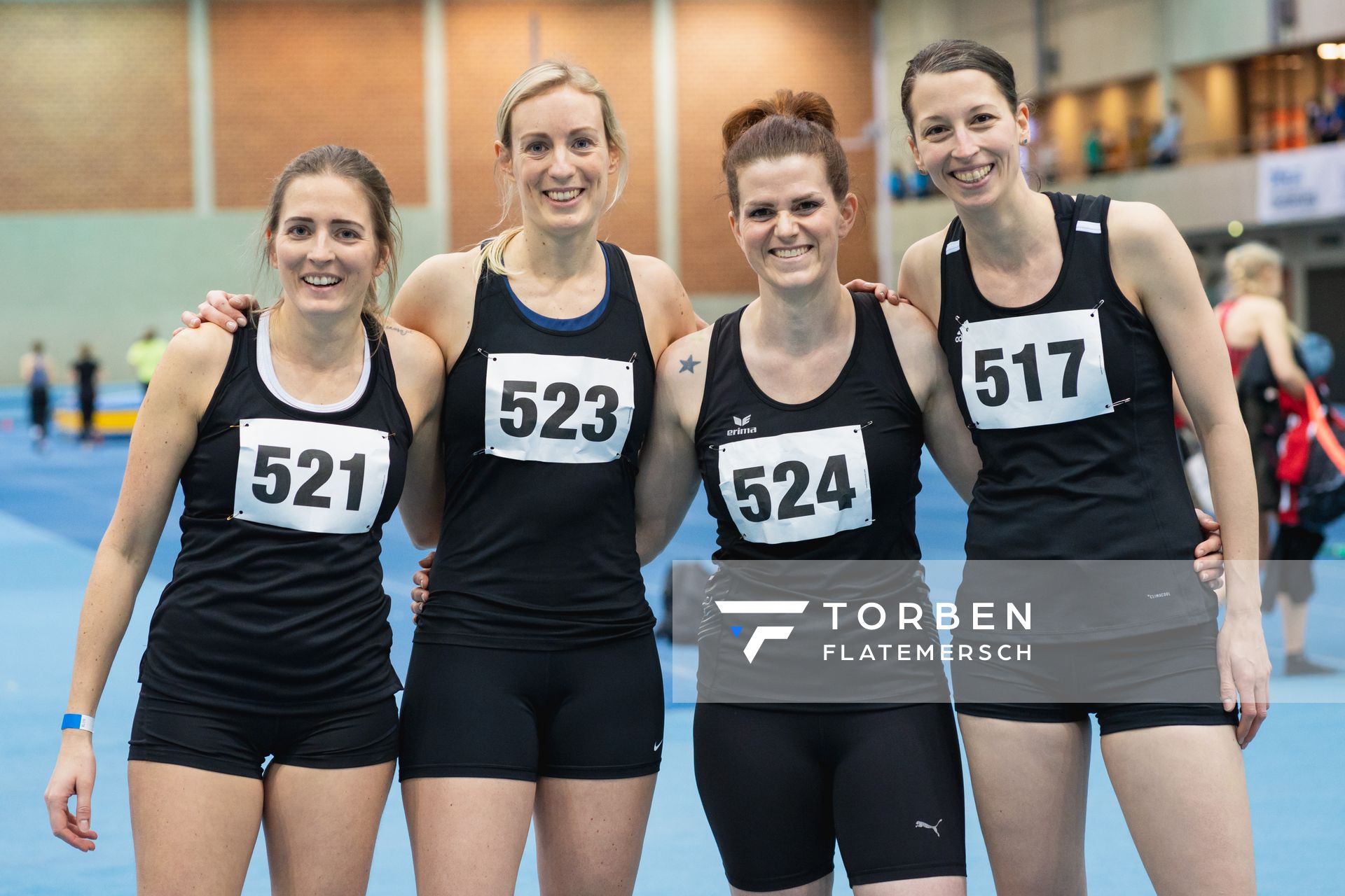4x200m Staffel des SV Friedrichsfehn: v.l.n.r. Hanna Heinje (SV Friedrichsfehn), Corinna Sandfort (SV Friedrichsfehn), Rieke Voss (SV Friedrichsfehn), Mareike Witte (STV Barssel) bei den niedersaechsischen Hallenmeisterschaften am 06.02.2022 in der Leichtathletikhalle im Sportleistungszentrum Hannover