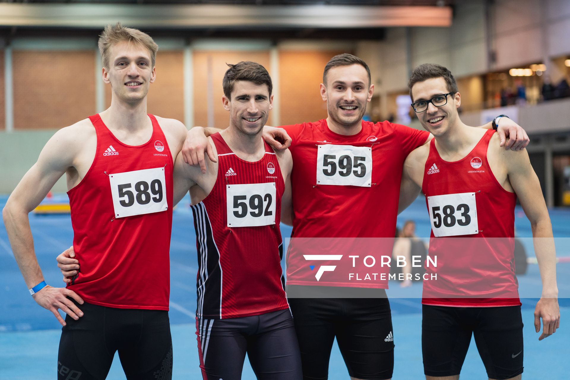 4x200m Staffel des VfL Eintracht Hannover: v.l.n.r. Benjamin Kuech (VfL Eintracht Hannover), Malte Prietz (VfL Eintracht Hannover), Kai Szybiak (VfL Eintracht Hannover), Christoph-René Bruns (VfL Eintracht Hannover) bei den niedersaechsischen Hallenmeisterschaften am 06.02.2022 in der Leichtathletikhalle im Sportleistungszentrum Hannover