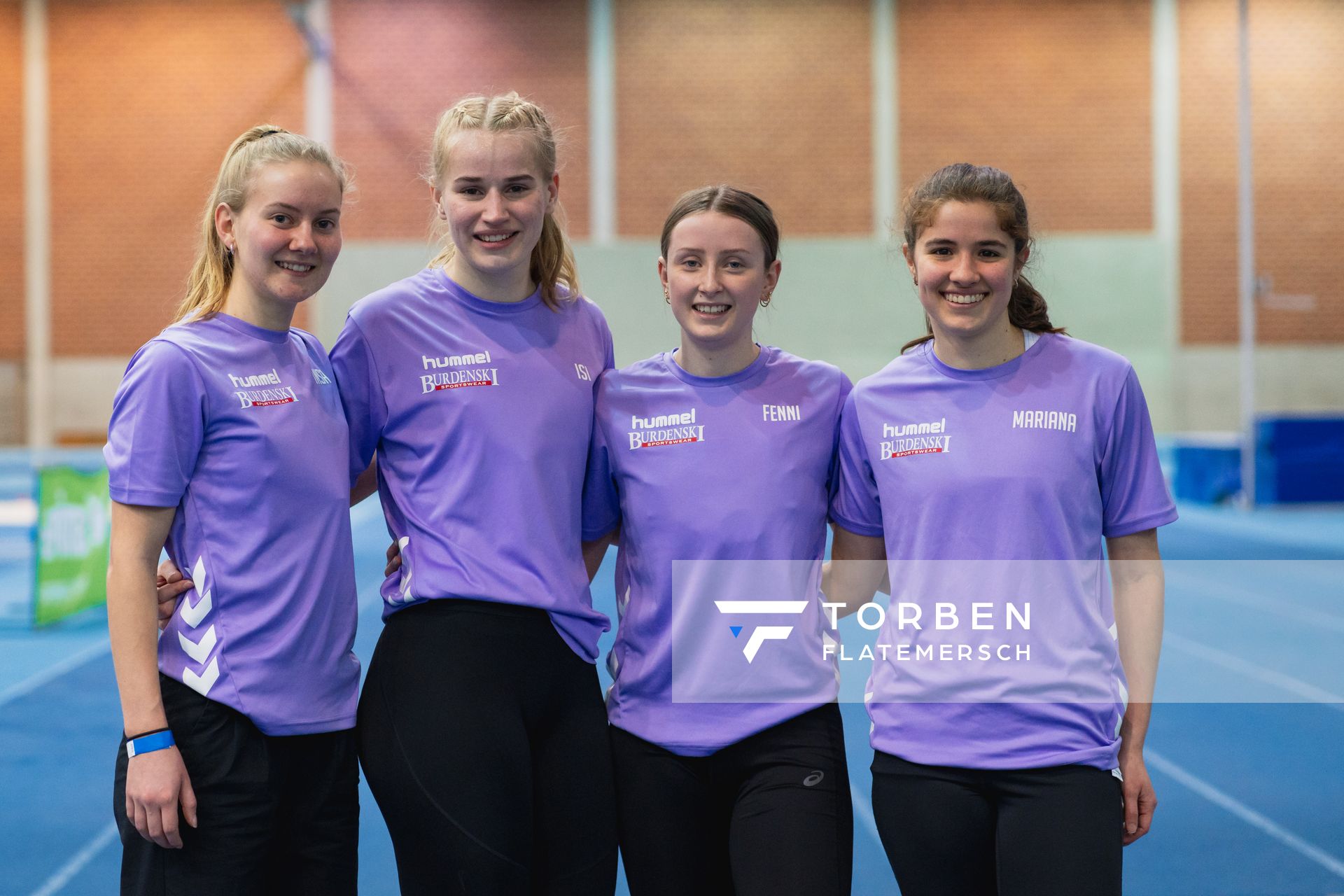 4x200m Staffel des Bremer LT: v.l.n.r. Insa Walter (Bremer LT), Isabel Bierwirth (Bremer LT), Fenja Schaefer (Bremer LT), Mariana Patricia Olivares Salazar (Bremer LT) bei den niedersaechsischen Hallenmeisterschaften am 06.02.2022 in der Leichtathletikhalle im Sportleistungszentrum Hannover