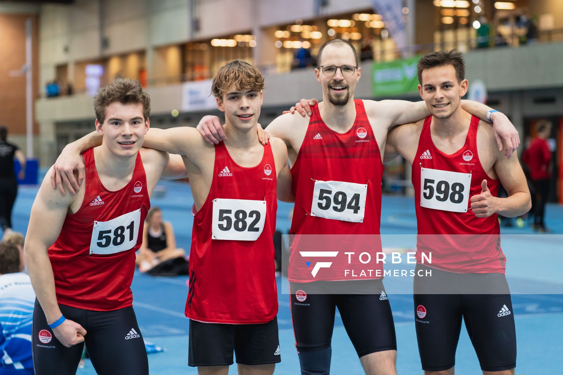 4x200m Staffel des VfL Eintracht Hannover: v.l.n.r. Armin Baaske (VfL Eintracht Hannover), Fabio Borchardt (VfL Eintracht Hannover), Florian Sander (VfL Eintracht Hannover), Robert Wolters (VfL Eintracht Hannover) bei den niedersaechsischen Hallenmeisterschaften am 06.02.2022 in der Leichtathletikhalle im Sportleistungszentrum Hannover