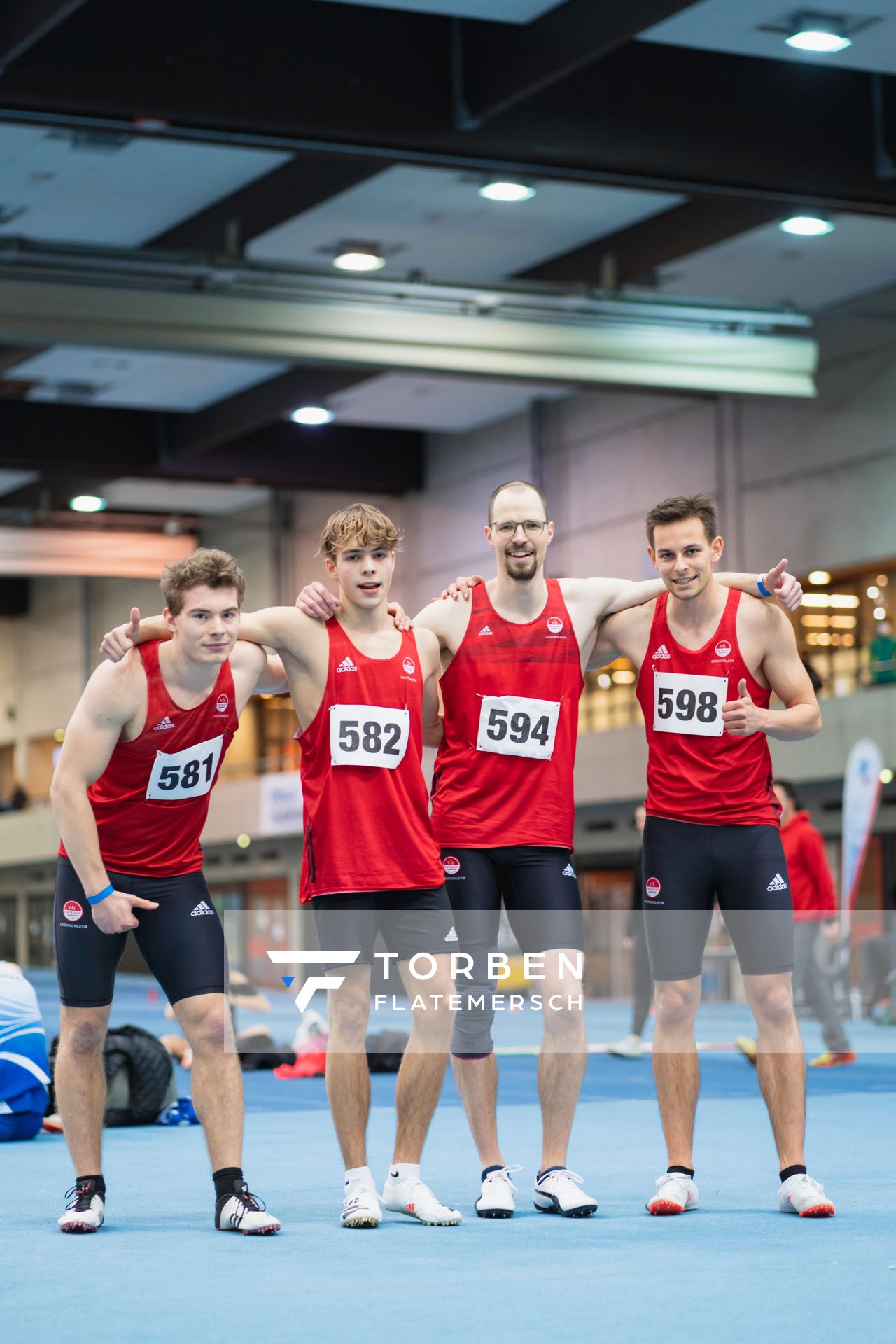 4x200m Staffel des VfL Eintracht Hannover: v.l.n.r. Armin Baaske (VfL Eintracht Hannover), Fabio Borchardt (VfL Eintracht Hannover), Florian Sander (VfL Eintracht Hannover), Robert Wolters (VfL Eintracht Hannover) bei den niedersaechsischen Hallenmeisterschaften am 06.02.2022 in der Leichtathletikhalle im Sportleistungszentrum Hannover