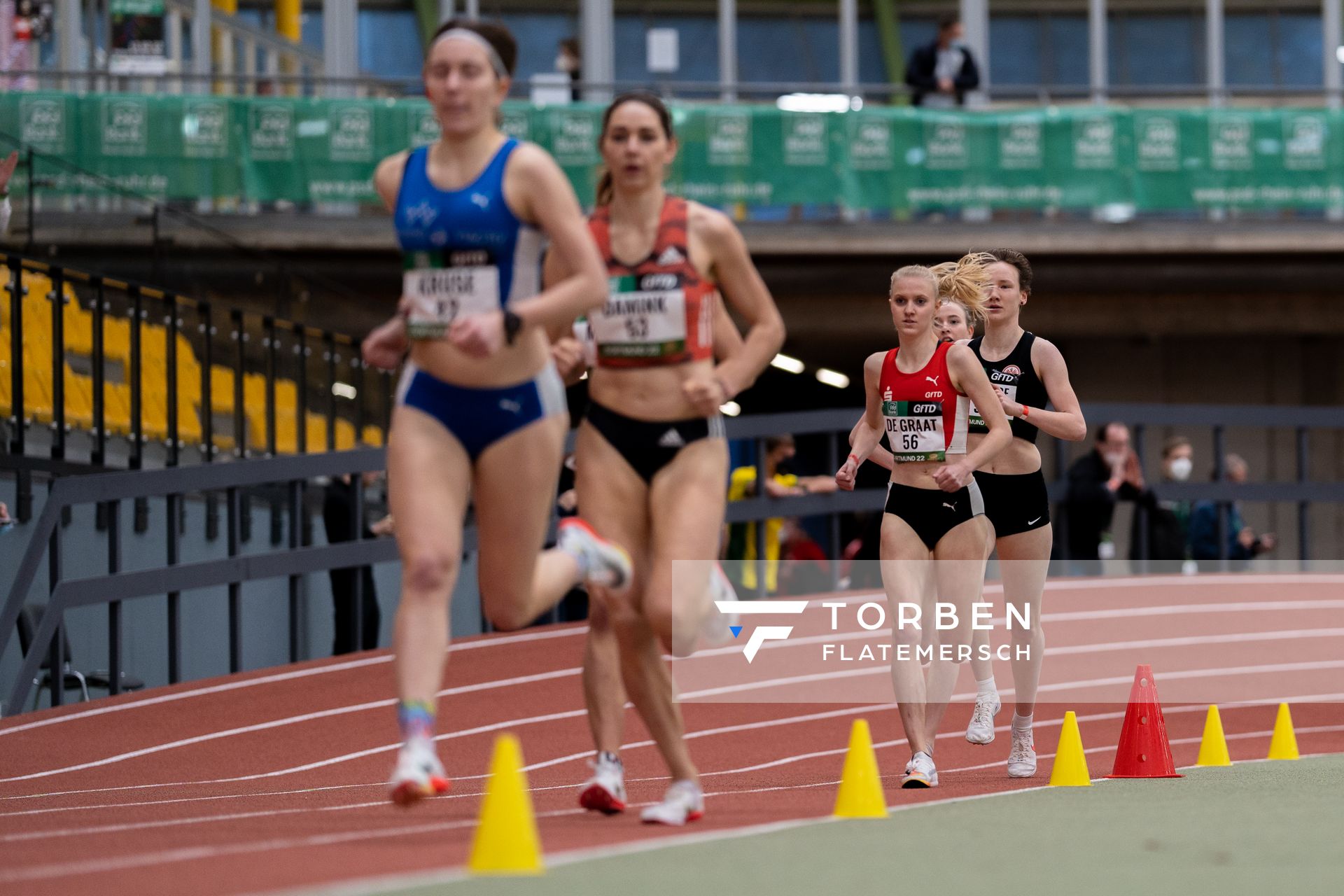 Graat Patricia de (LG Olympia Dortmund) ueber 1500m am 12.02.2022 beim PSD Bank Indoor Meeting in der Helmut-Körnig-Halle in Dortmund