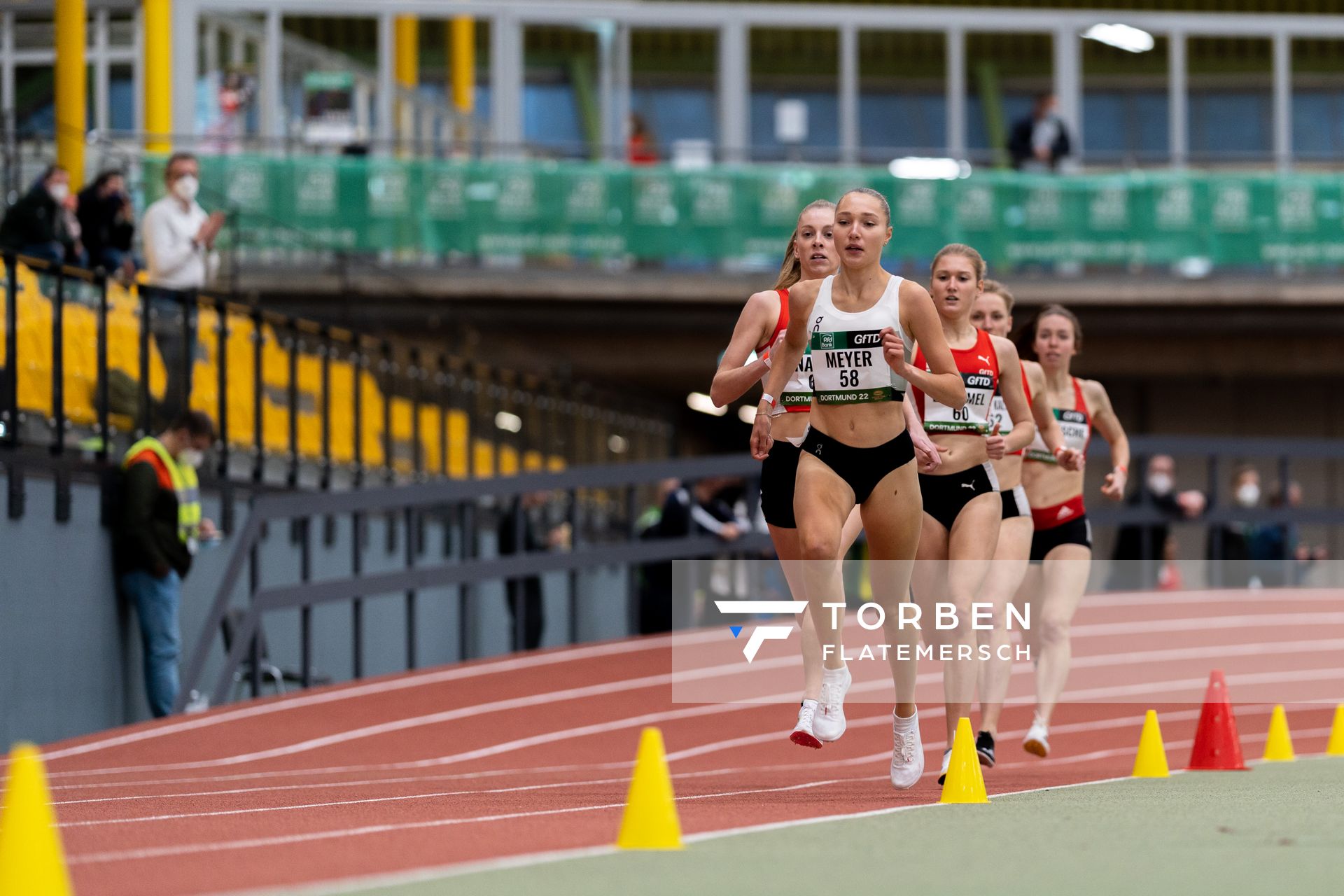 Fabiane Meyer (TV Westfalia Epe) ueber 1500m am 12.02.2022 beim PSD Bank Indoor Meeting in der Helmut-Körnig-Halle in Dortmund