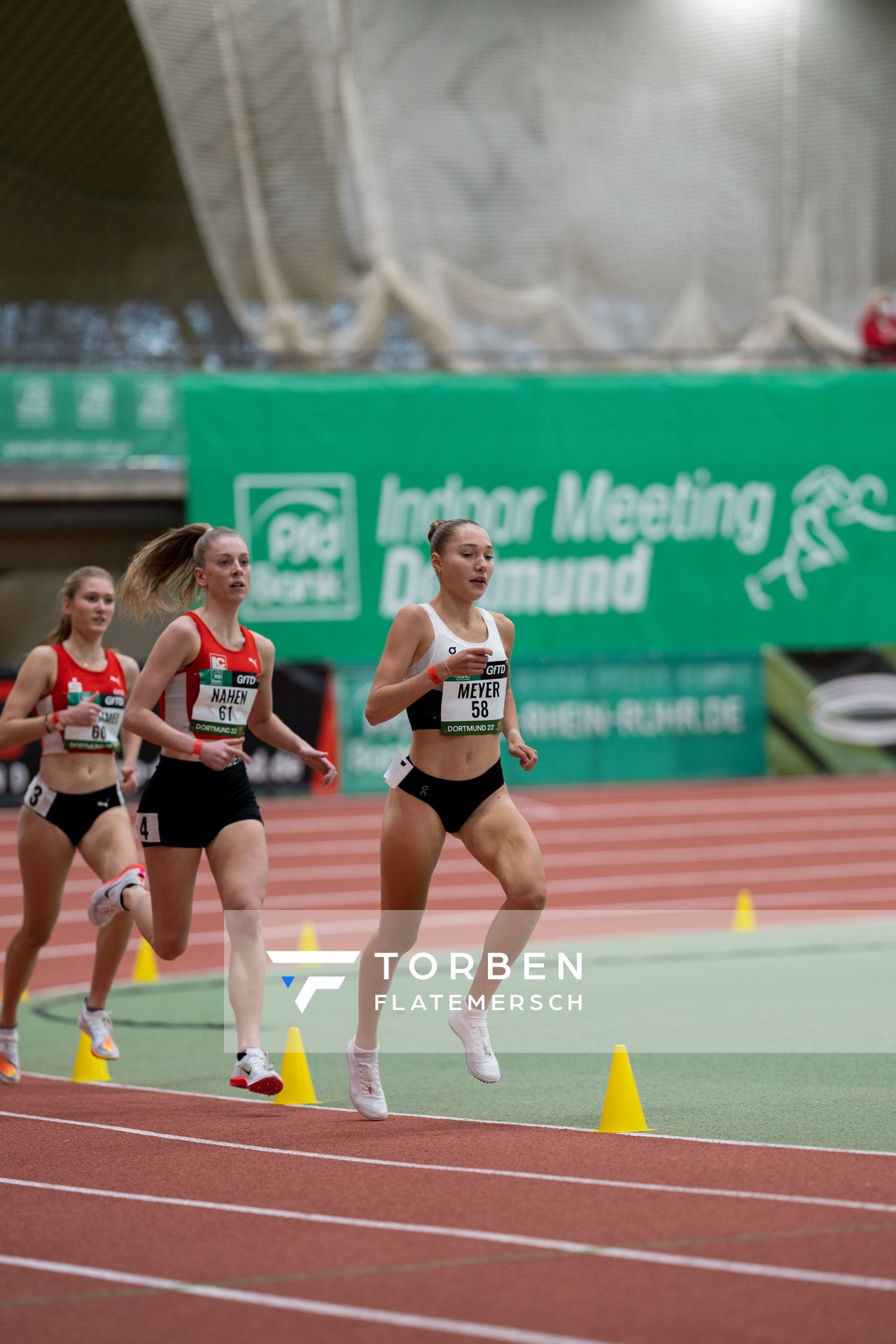 Fabiane Meyer (TV Westfalia Epe) vor Kiara Nahen (LC Paderborn) ueber 1500m am 12.02.2022 beim PSD Bank Indoor Meeting in der Helmut-Körnig-Halle in Dortmund